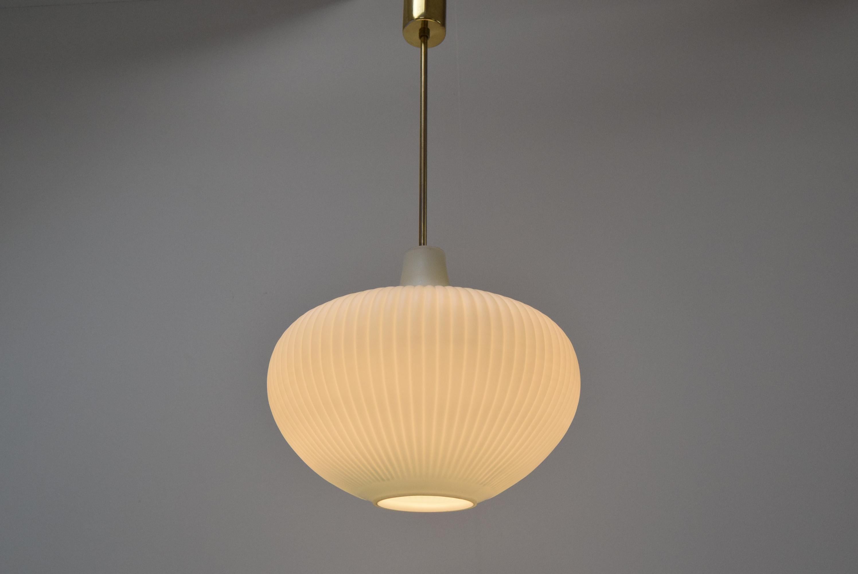 Made in Czechoslovakia
Made of milk glass, brass
New cabling
1x E27 or E26 bulb
With aged patina
Re-polished
Original condition
US wiring compatible.