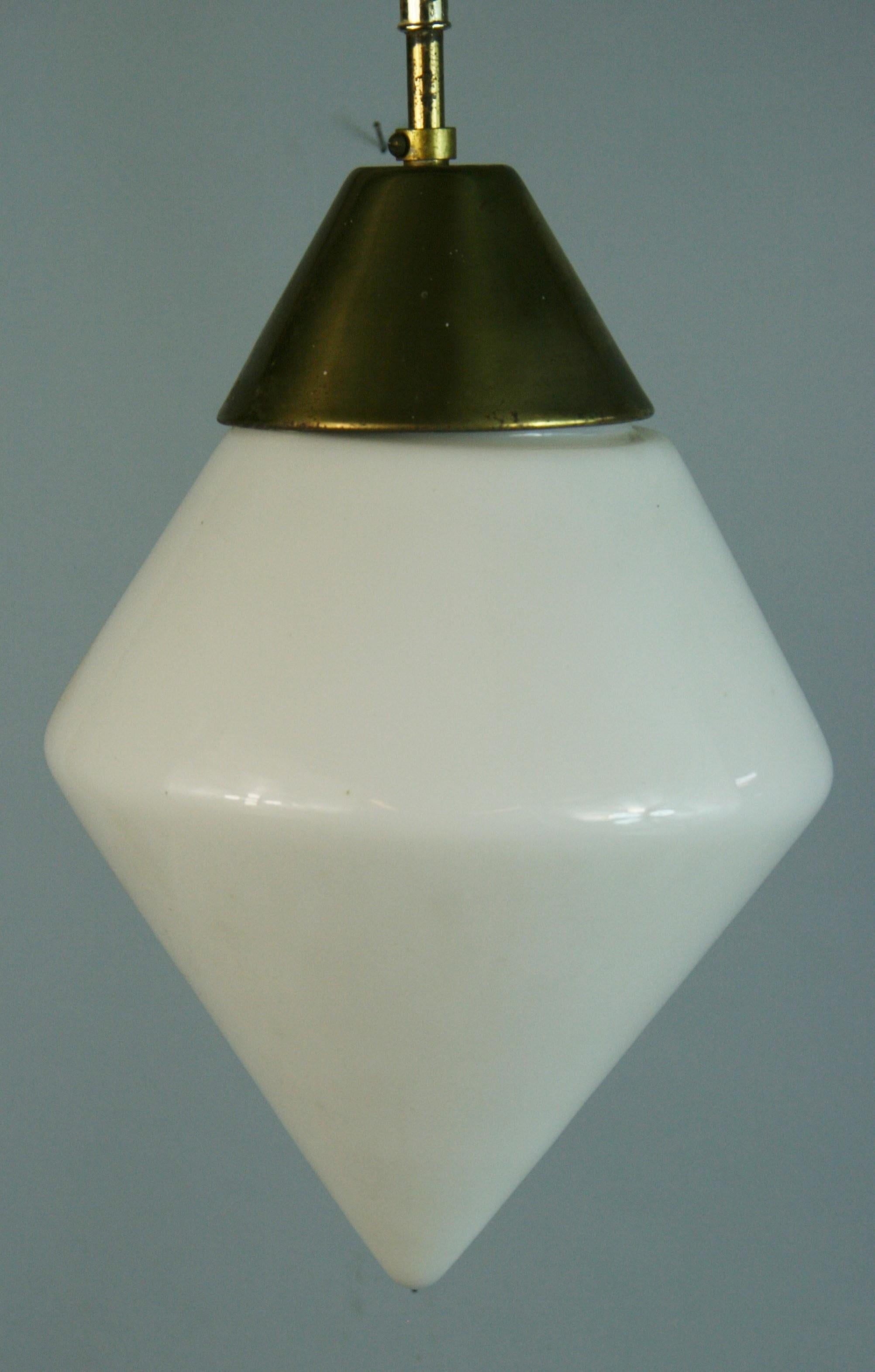 1616 un pendente a luce singola in vetro lattimo e ferramenta in ottone.
2 disponibili 
Prezzo individuale.
    