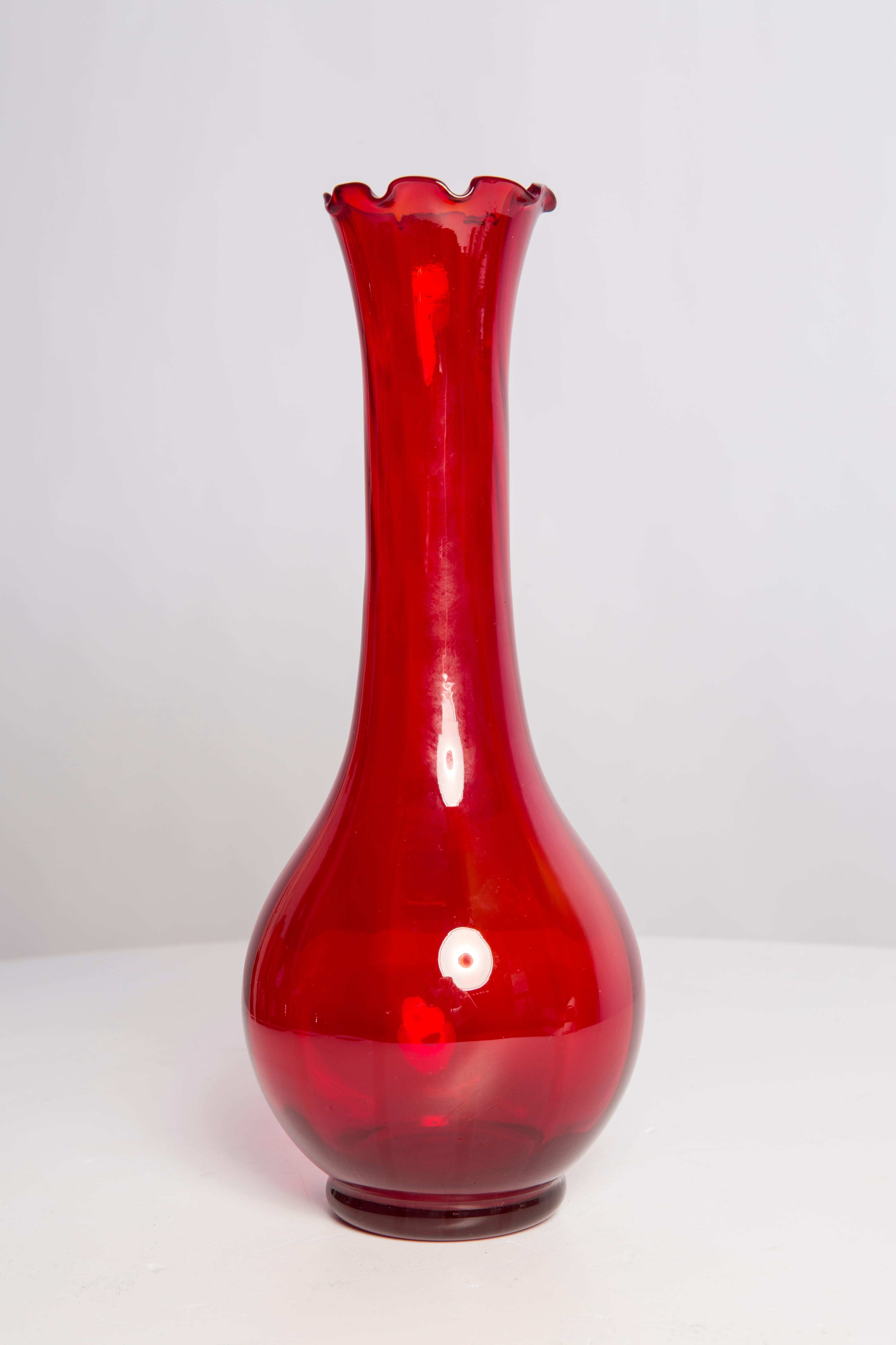Rote Glasvase aus der Mitte des Jahrhunderts mit Frill, Europa, 1960er Jahre (20. Jahrhundert) im Angebot