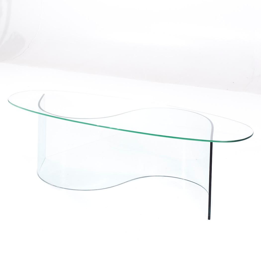Mid-Century Modern Table basse en verre S du milieu du siècle en vente