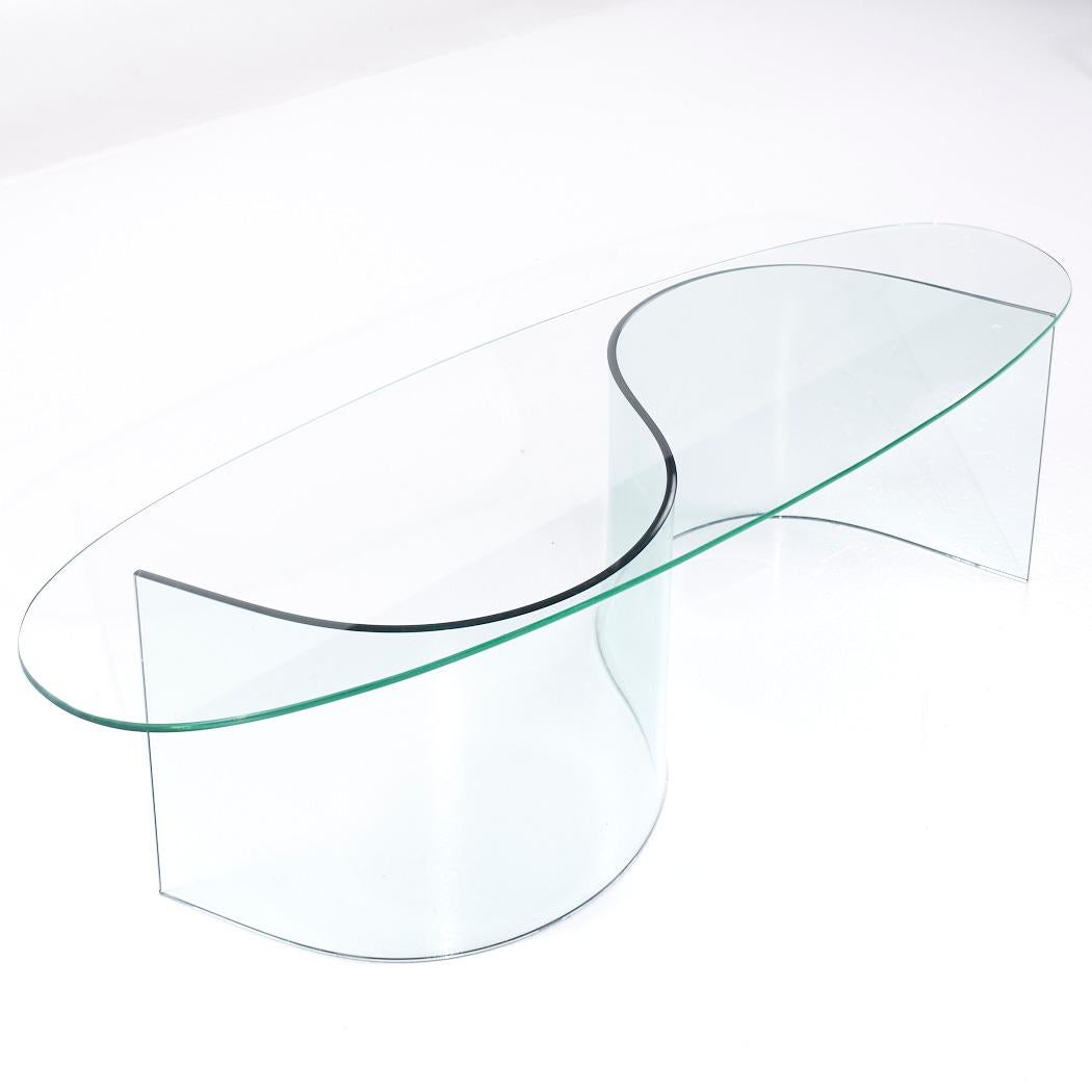 Américain Table basse en verre S du milieu du siècle en vente