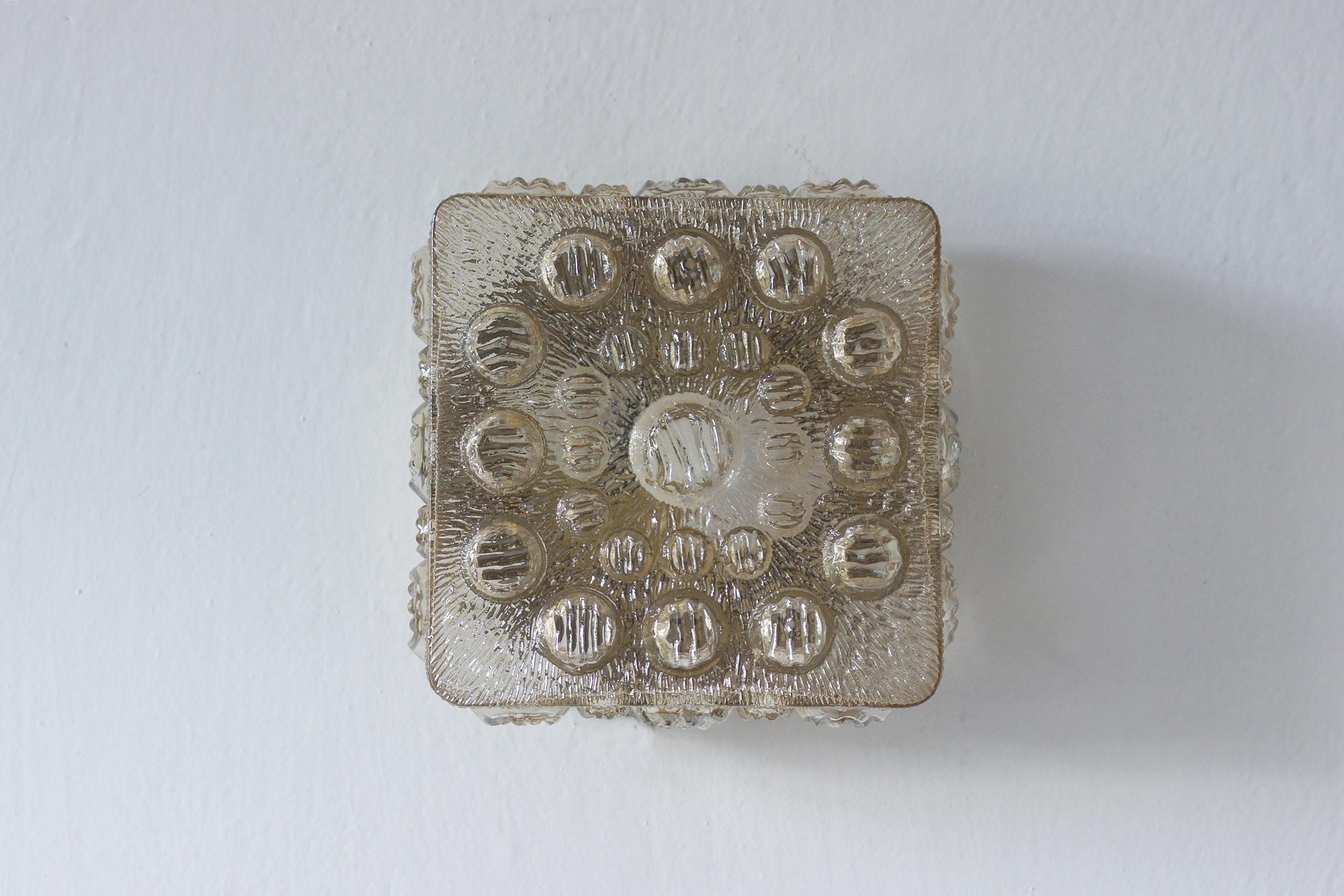
La lámpara combina el estilo vintage con la sutil elegancia característica del diseño de los años sesenta y setenta. Diseñado para una difusión de la luz impactante, es perfecto tanto para iluminación funcional como decorativa.

Textura distintiva