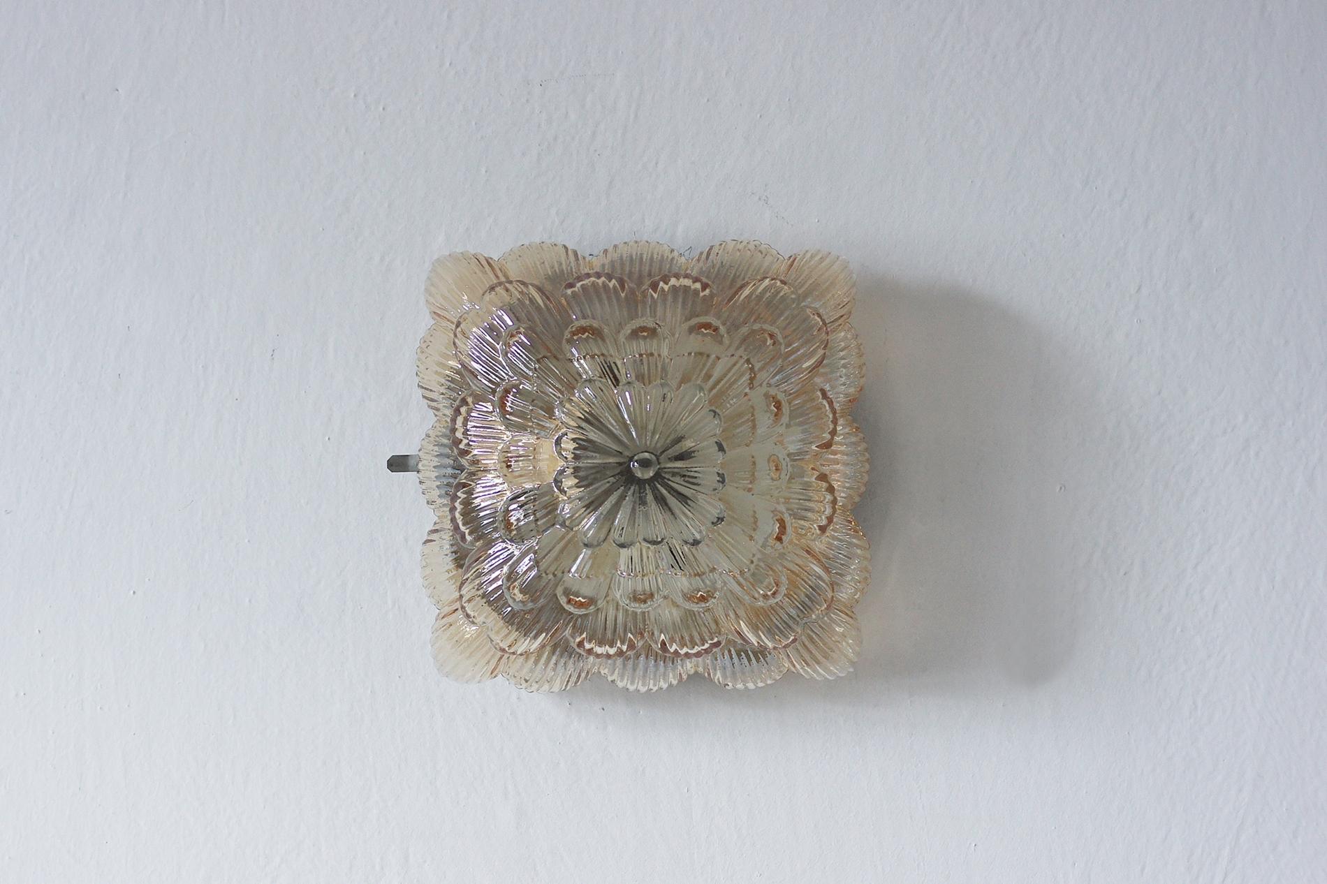 Le plafond des années 1960 en verre irisé avec un motif floral est un exemple frappant du design décoratif moderniste de cette époque. Il combine une fonction utilitaire avec une ornementation organique, caractéristique de l'éclairage de la période