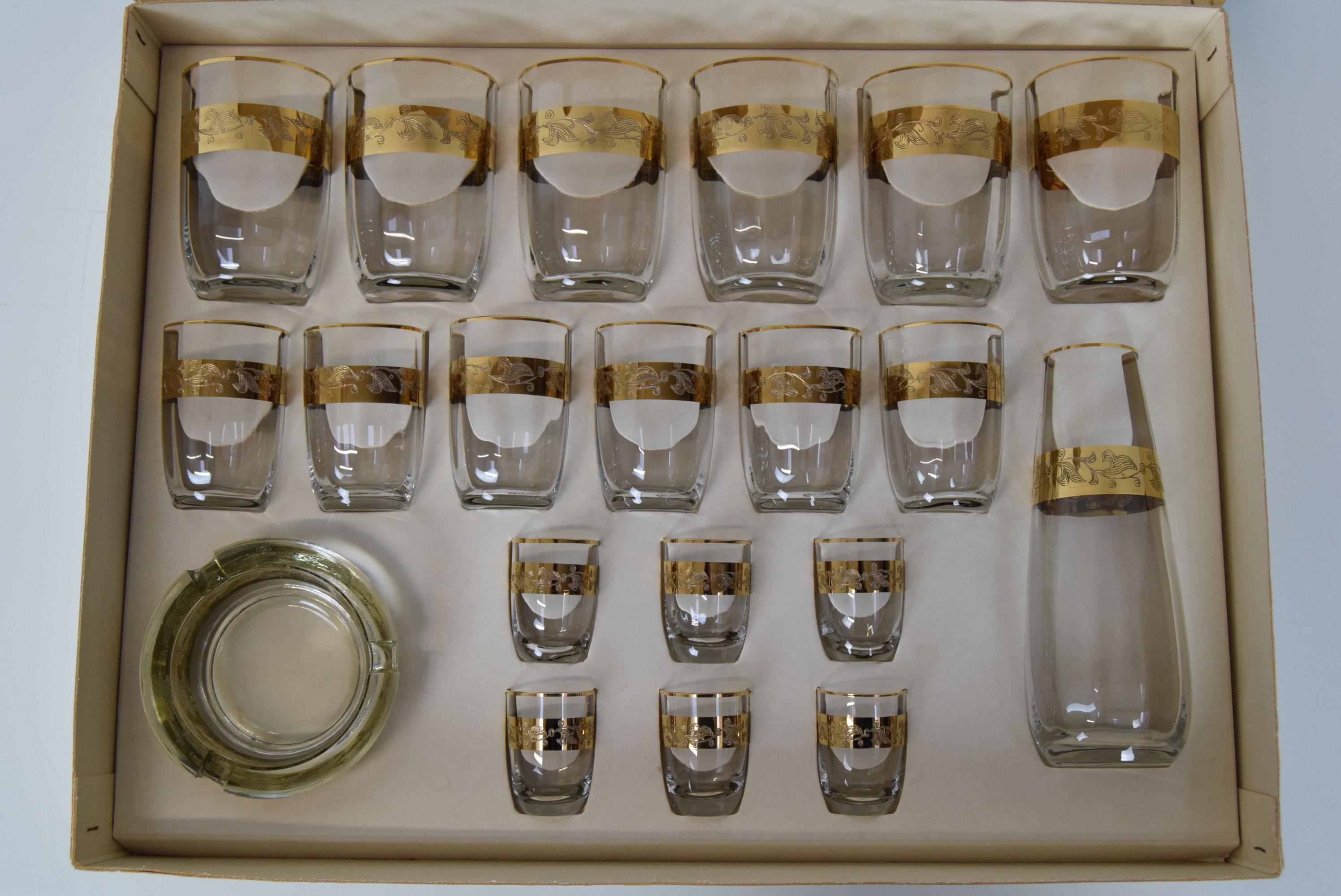 Service de verre du milieu du siècle, verre de Bohème, années 1950 en vente 6