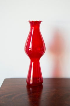 Vase rouge vif avec un foulard, Europe, années 1960