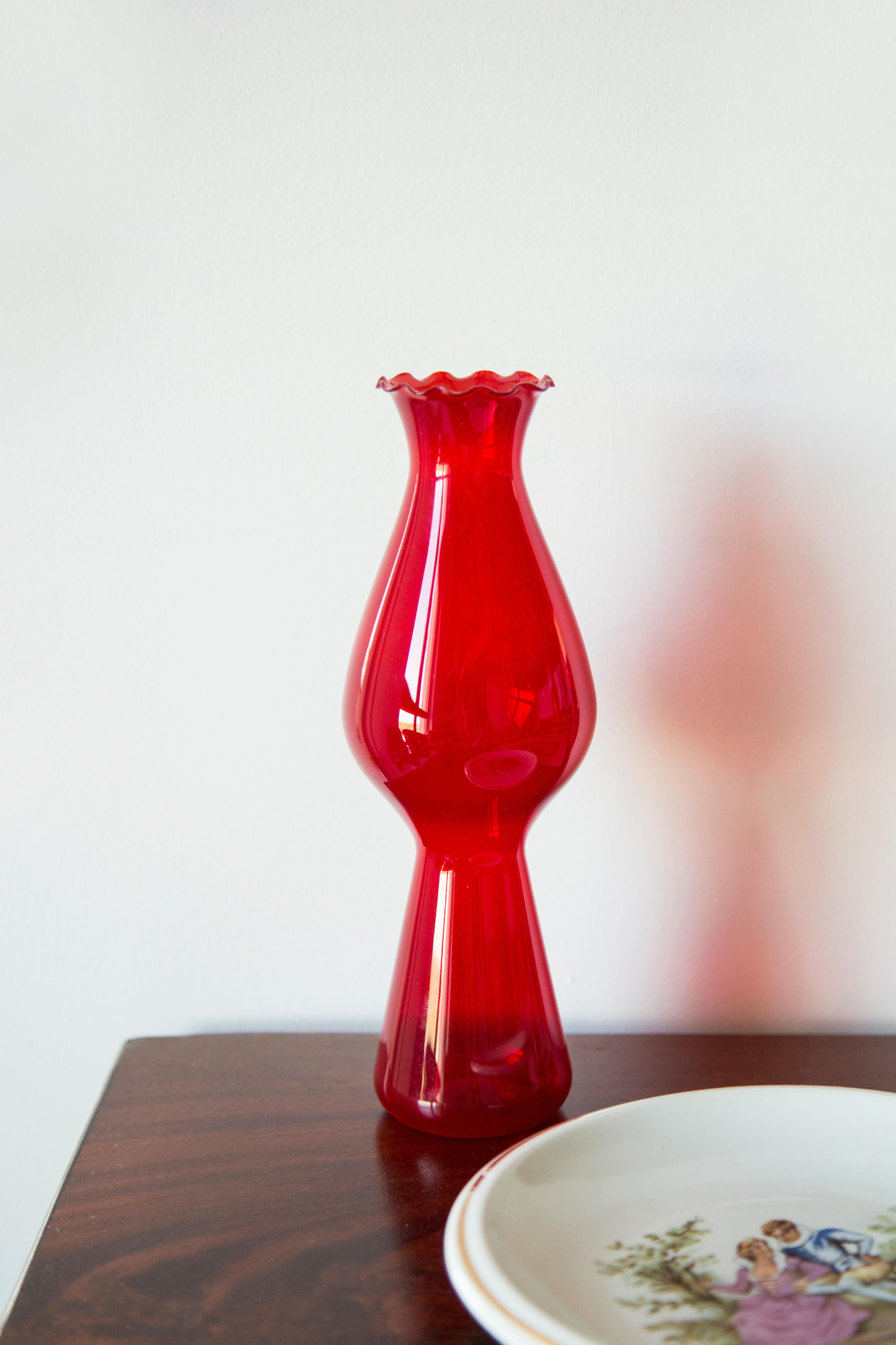 Jarrón rojo delgado de cristal de mediados de siglo con un volante, Europa, años 60 Francés en venta