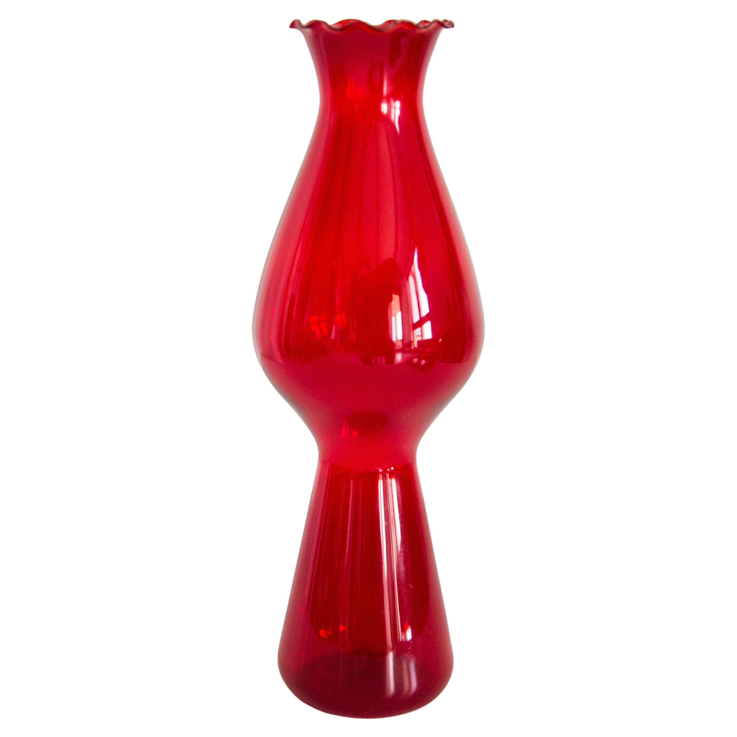 Vaso rosso sottile in vetro di metà secolo con un fronzolo, Europa, anni '60