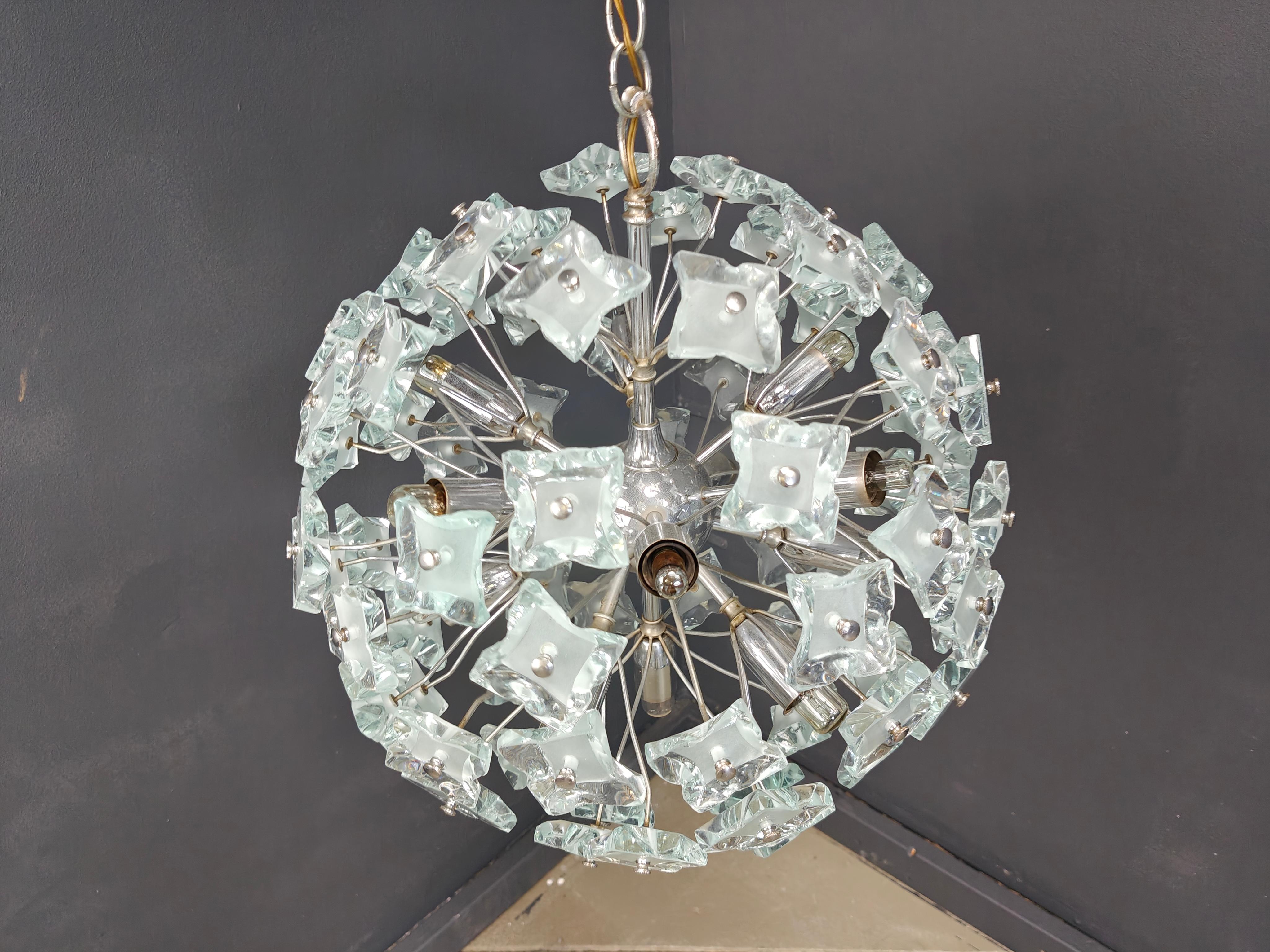 Lampadario a forma di Sputnik con vetri blu martellati montato su una struttura cromata.

Una volta illuminato, questo bellissimo lampadario emette una calda luce diffusa.

Testato e pronto all'uso.

Se lo desideri, possiamo cambiare la lunghezza