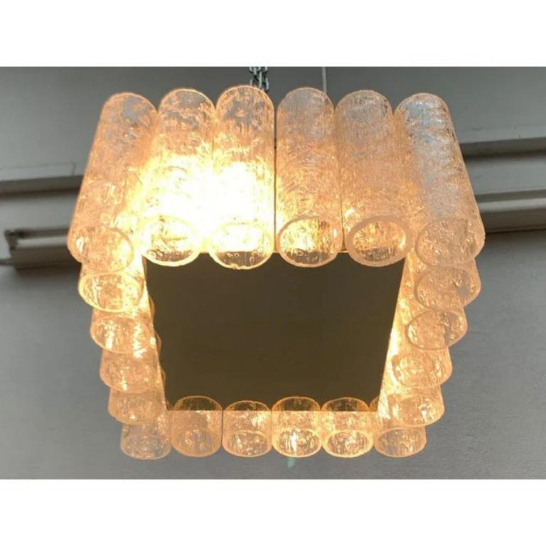 Imponente lampada del rinomato produttore Doria Leuchten. Ecco una rara versione quadrata.

Questo Doria Leuchten è tutto intorno a 20 bicchieri. Gli elementi in vetro strutturale si rompono e alimentano la luce delle lampade all'interno. Ciò rende