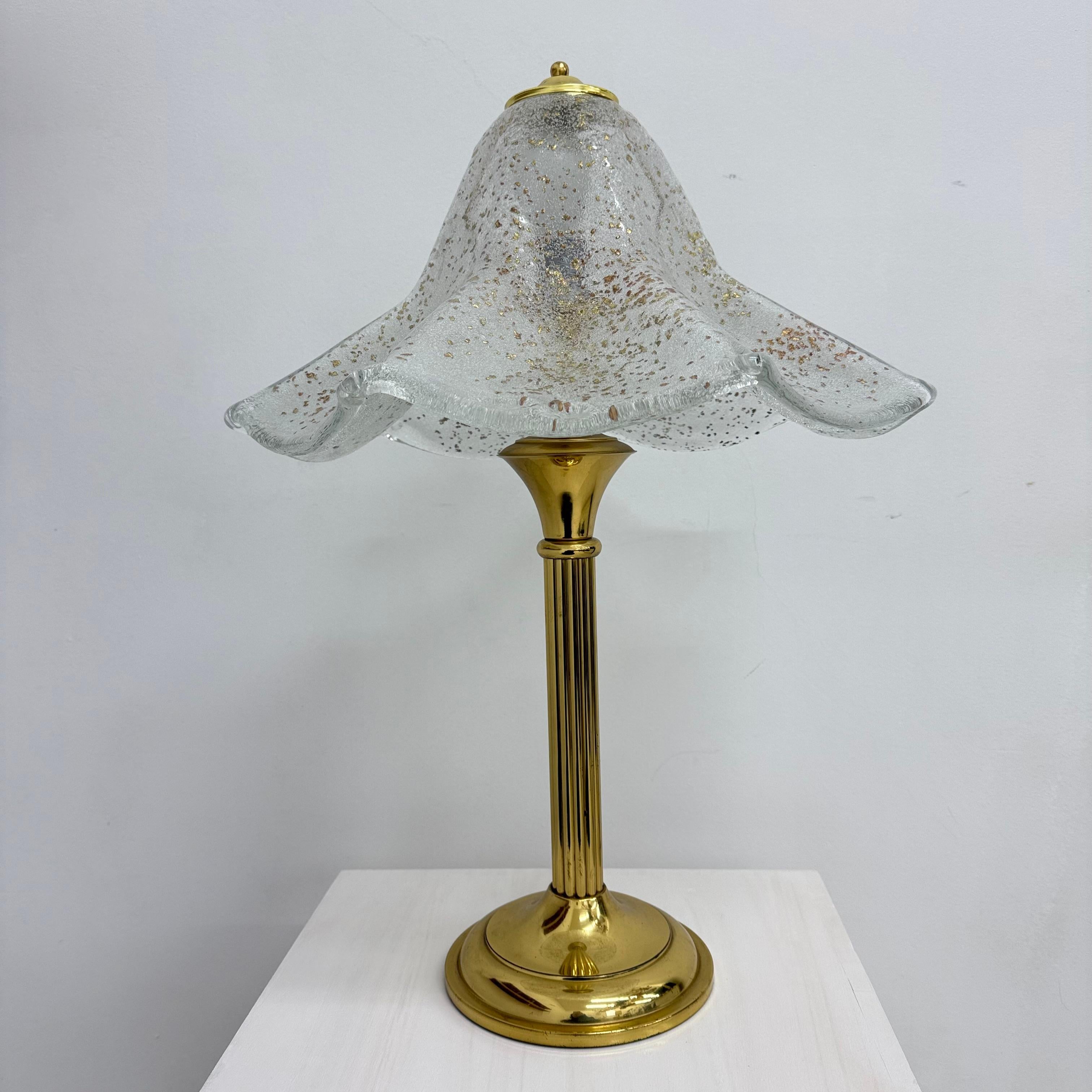 Elegante lámpara de sobremesa con pantalla de cristal. La sombra tiene escamas doradas. Base pesada de latón.
Dimensiones: 76cm Altura , 46cm Diámetro
Estado: El latón en buen estado tiene algo de pátina
Periodo: 1970s
Material: Vidrio , latón