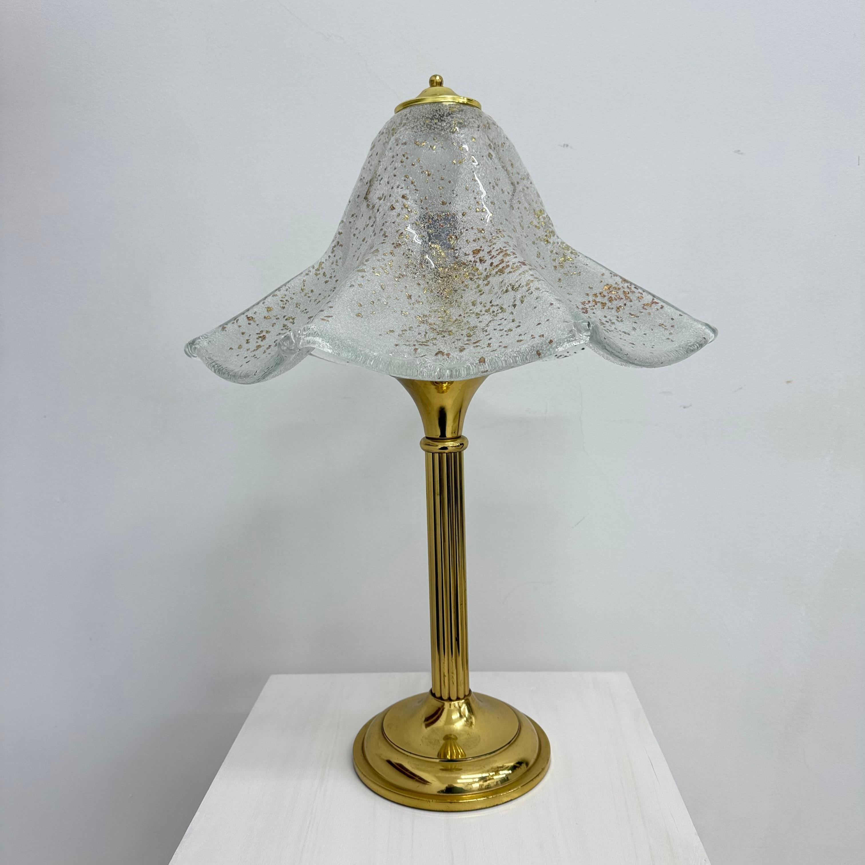 Lámpara de sobremesa de cristal de mediados de siglo , años 70 Moderno de mediados de siglo en venta
