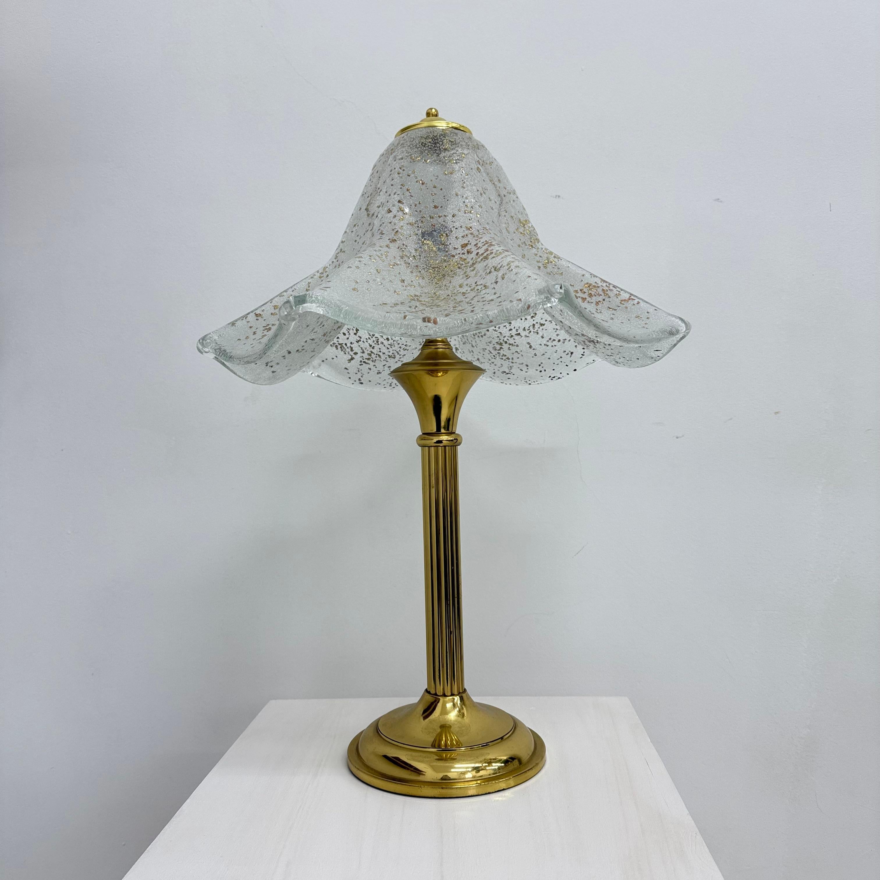Lámpara de sobremesa de cristal de mediados de siglo , años 70 finales del siglo XX en venta