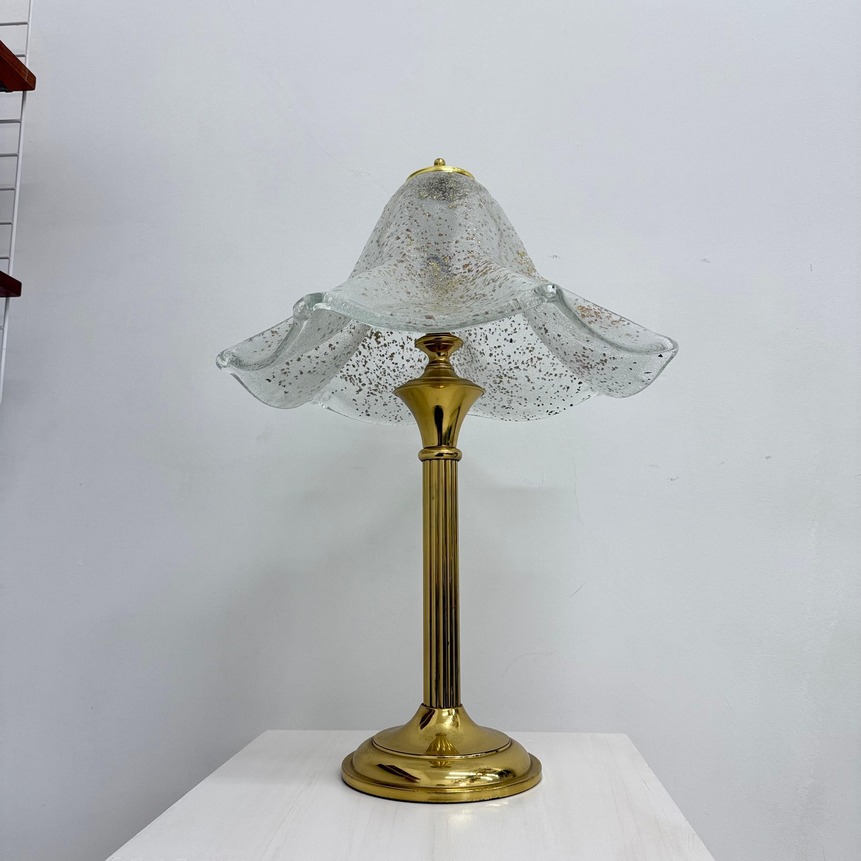 Lámpara de sobremesa de cristal de mediados de siglo , años 70 Latón en venta