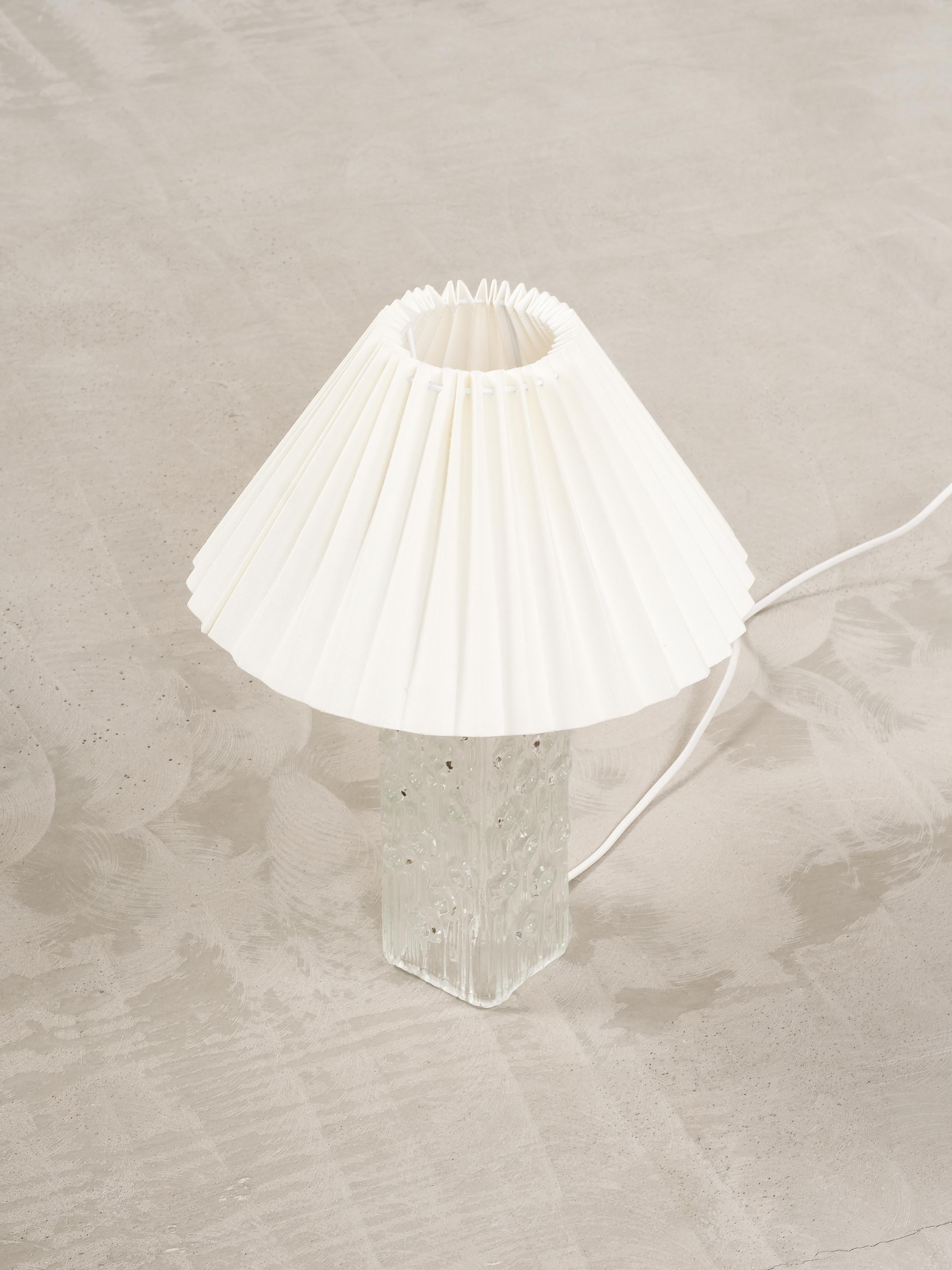 Lampe de table en verre avec détails en laiton. Produit par Aneta à Växjö, Suède, dans les années 1950.