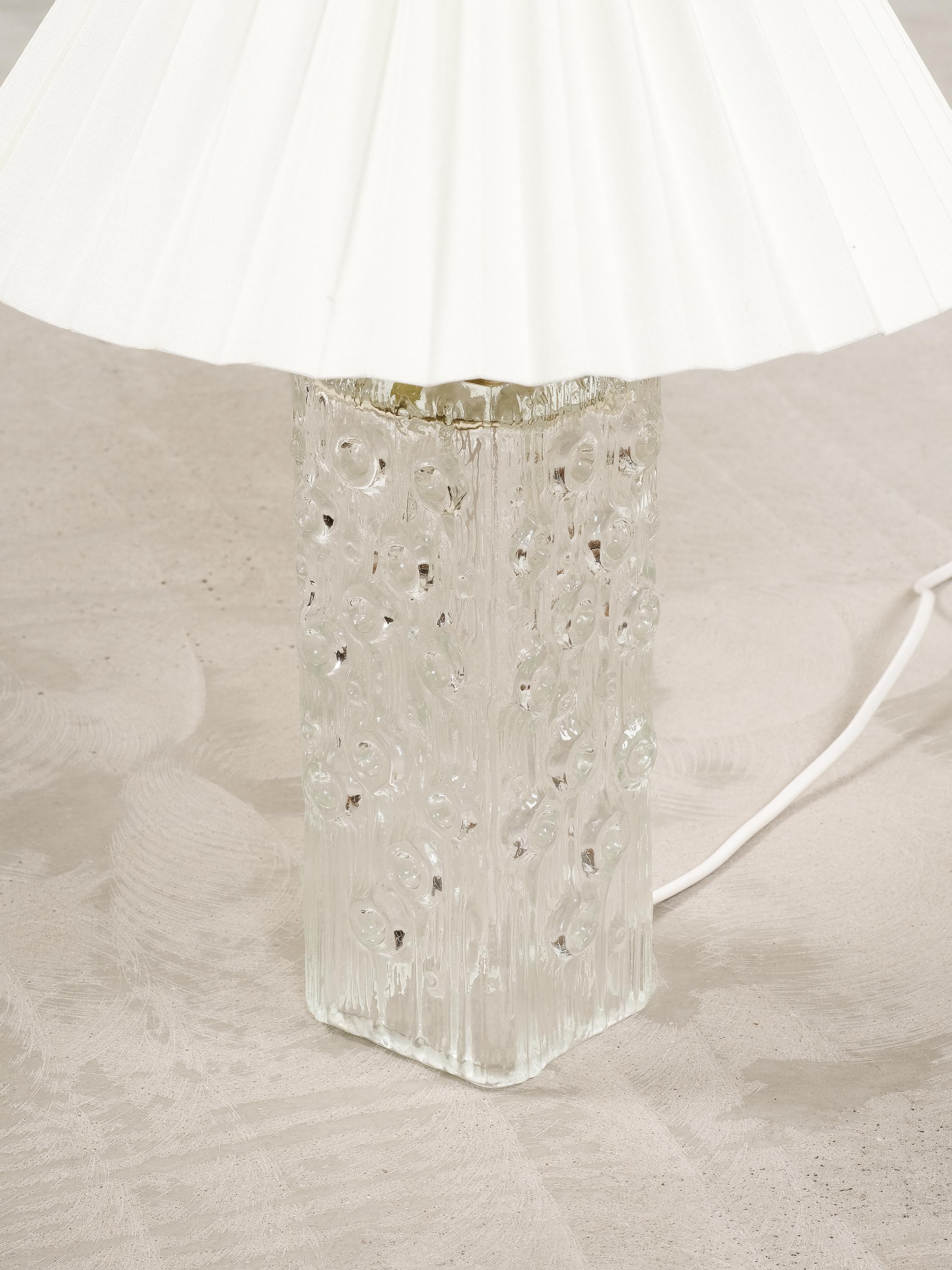 Scandinave moderne Lampe de table en verre du milieu du siècle par Aneta, Suède en vente