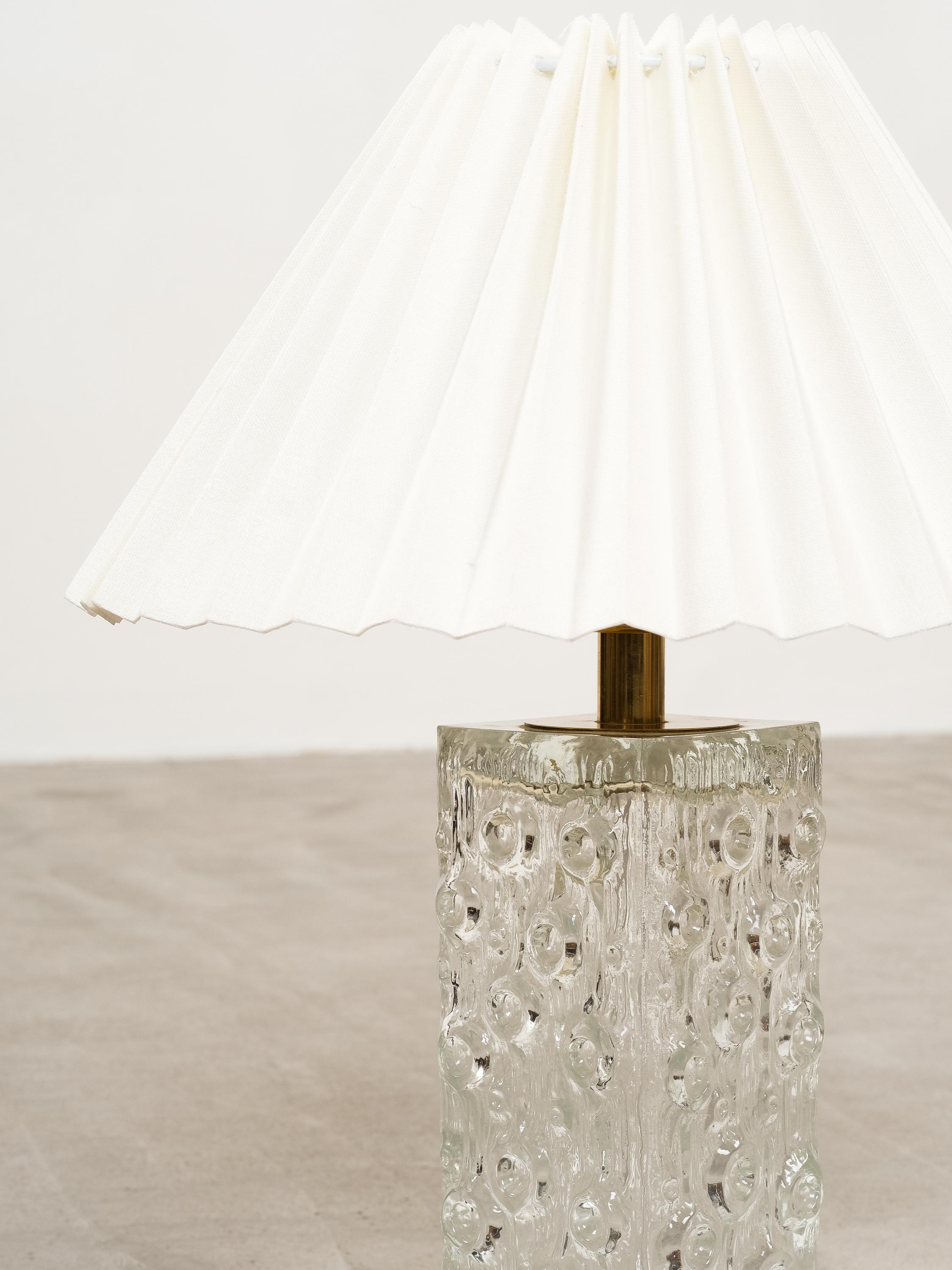 Suédois Lampe de table en verre du milieu du siècle par Aneta, Suède en vente