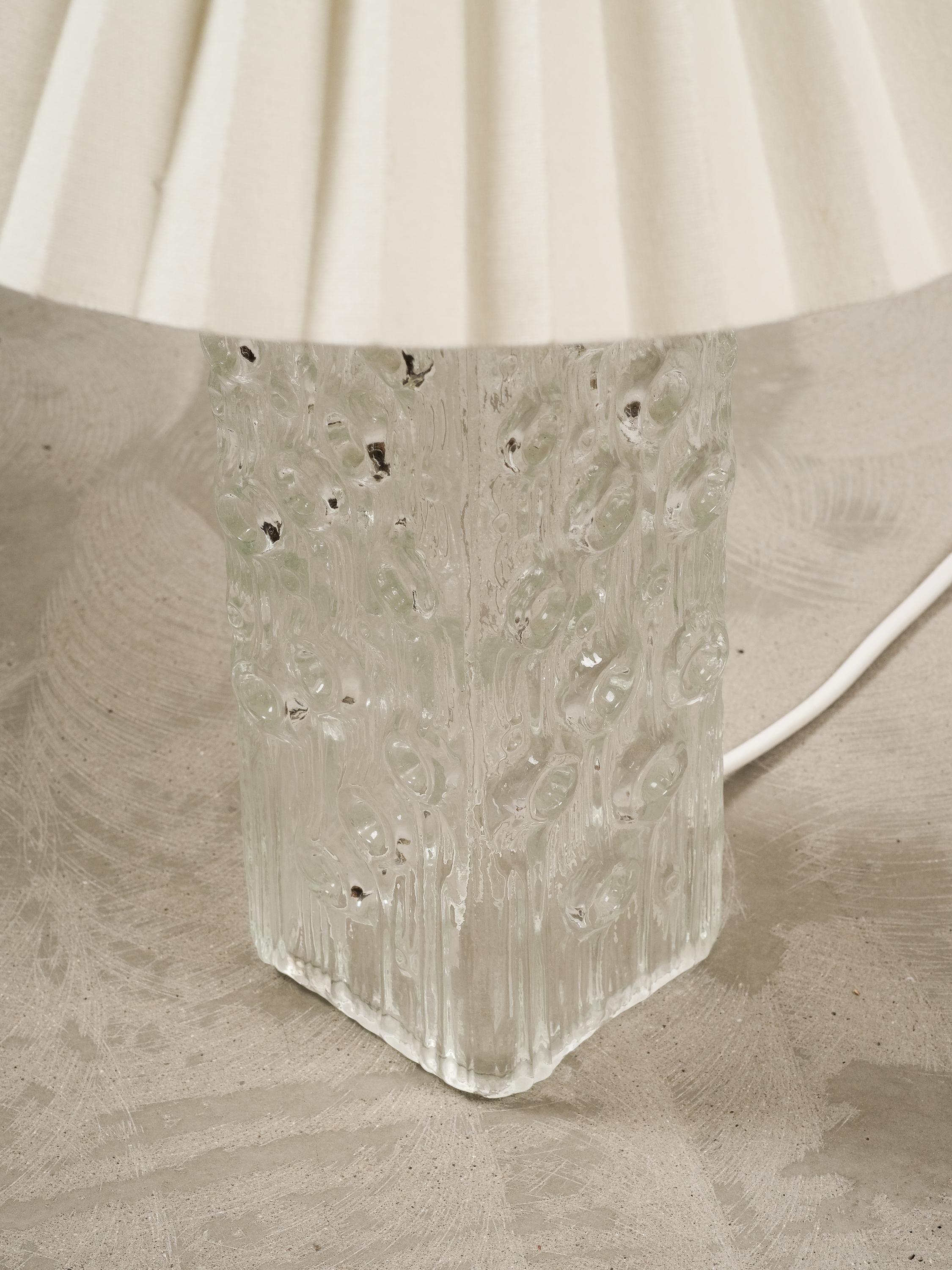 Lampe de table en verre du milieu du siècle par Aneta, Suède Bon état - En vente à Karis, Nyland