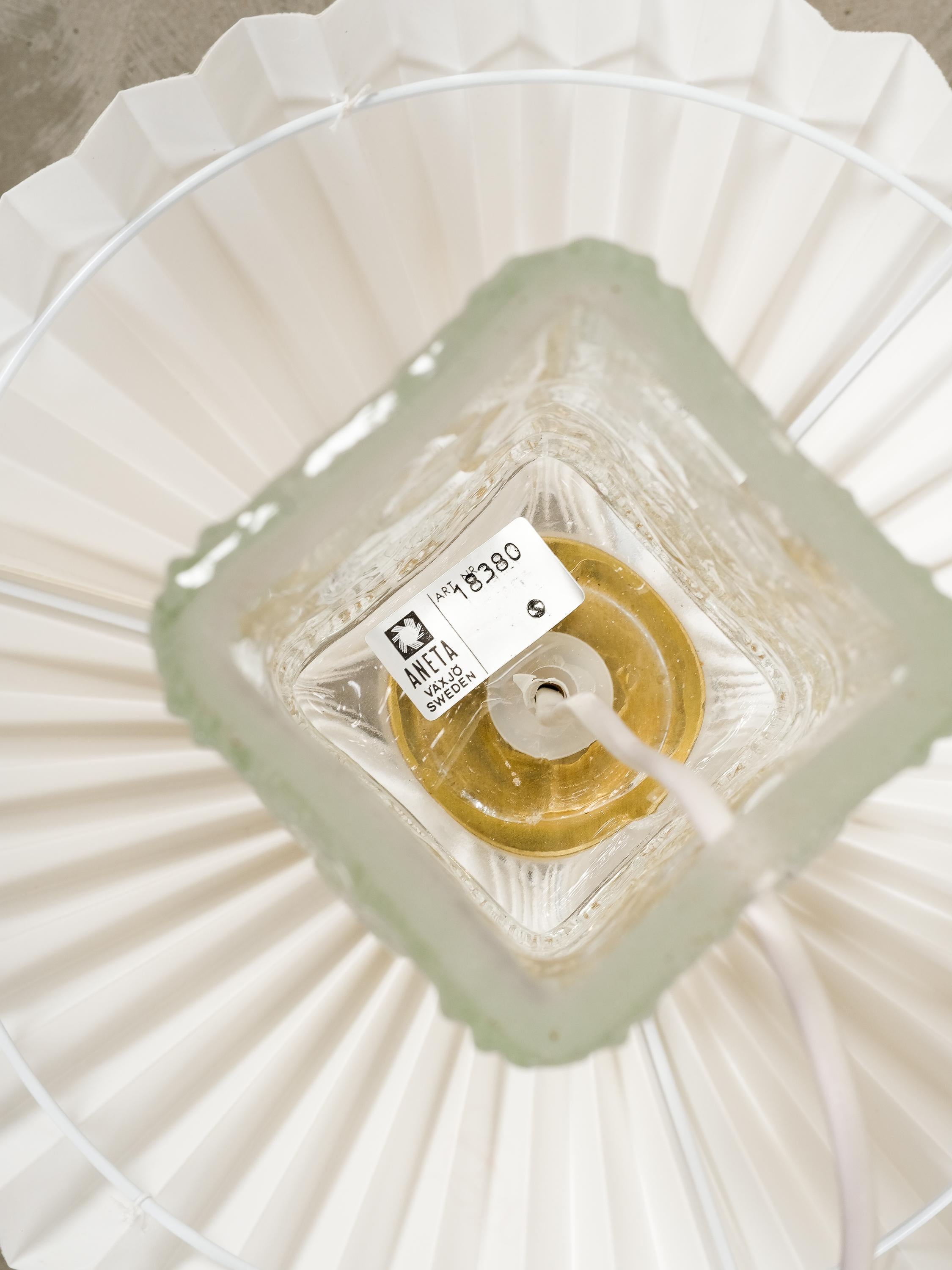 Laiton Lampe de table en verre du milieu du siècle par Aneta, Suède en vente