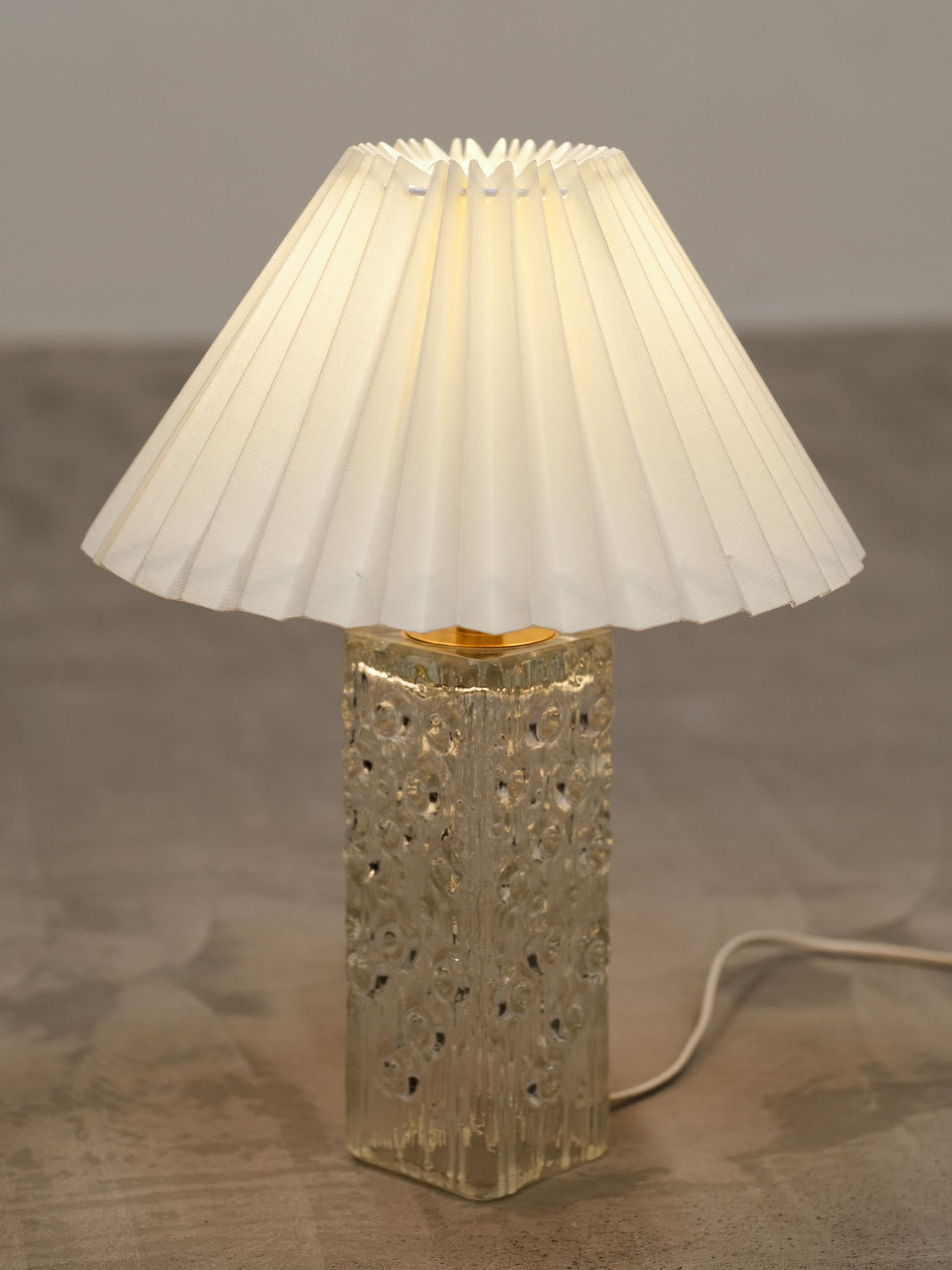 Lampe de table en verre du milieu du siècle par Aneta, Suède en vente 1
