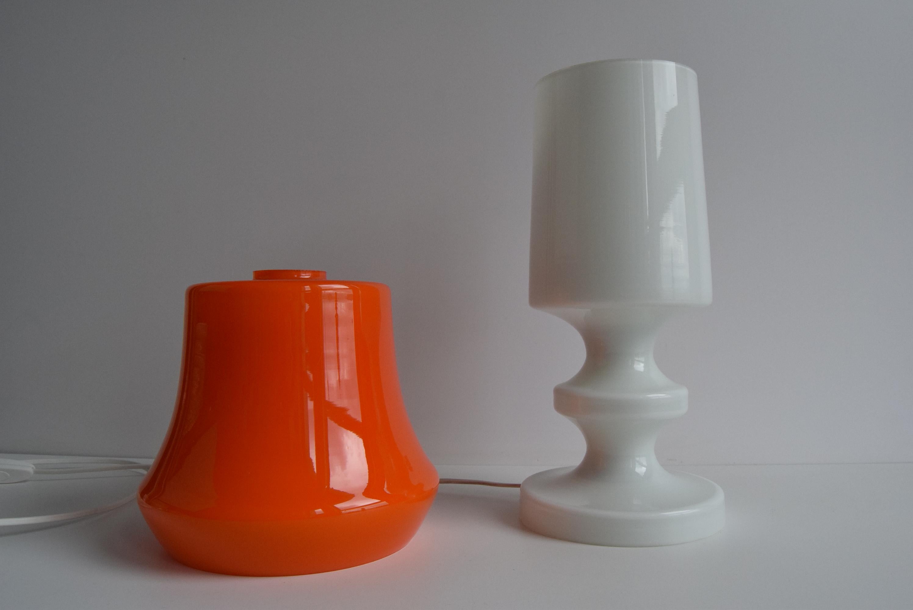 Lampe de table OPP Jihlava à vendre.
Fabriquée à partir d'un verre de type opale, elle crée une lumière orange agréablement atténuée. nouveau câblage. 1xE26 ou E27 Bulb.
Adaptateur us inclus.