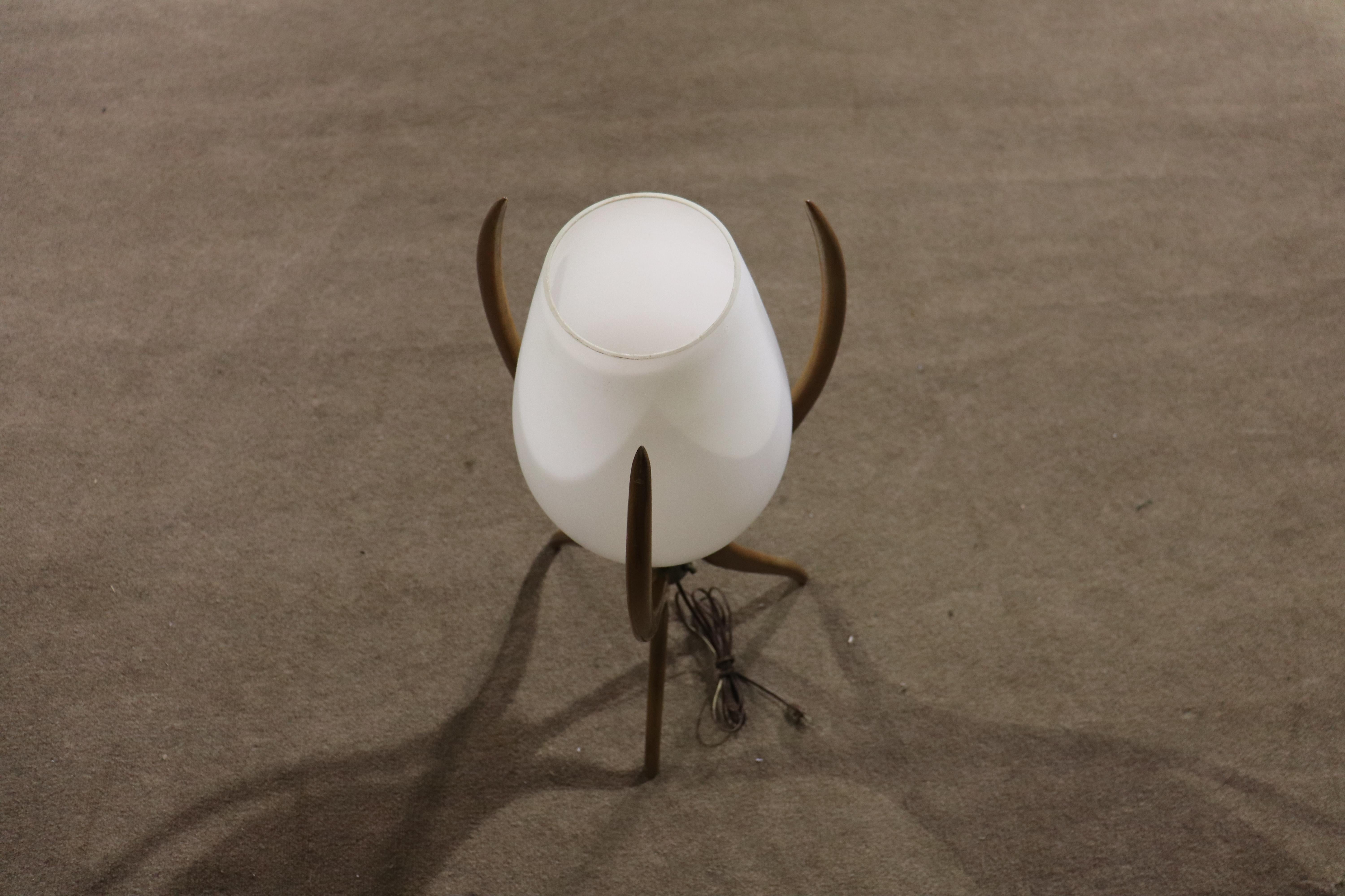 Lampe de table vintage de style atomique avec cadre en bois sculpté autour d'un abat-jour en verre de lait. Superbe design moderne du milieu du siècle pour la maison ou le bureau.
Veuillez confirmer le lieu NY ou NJ