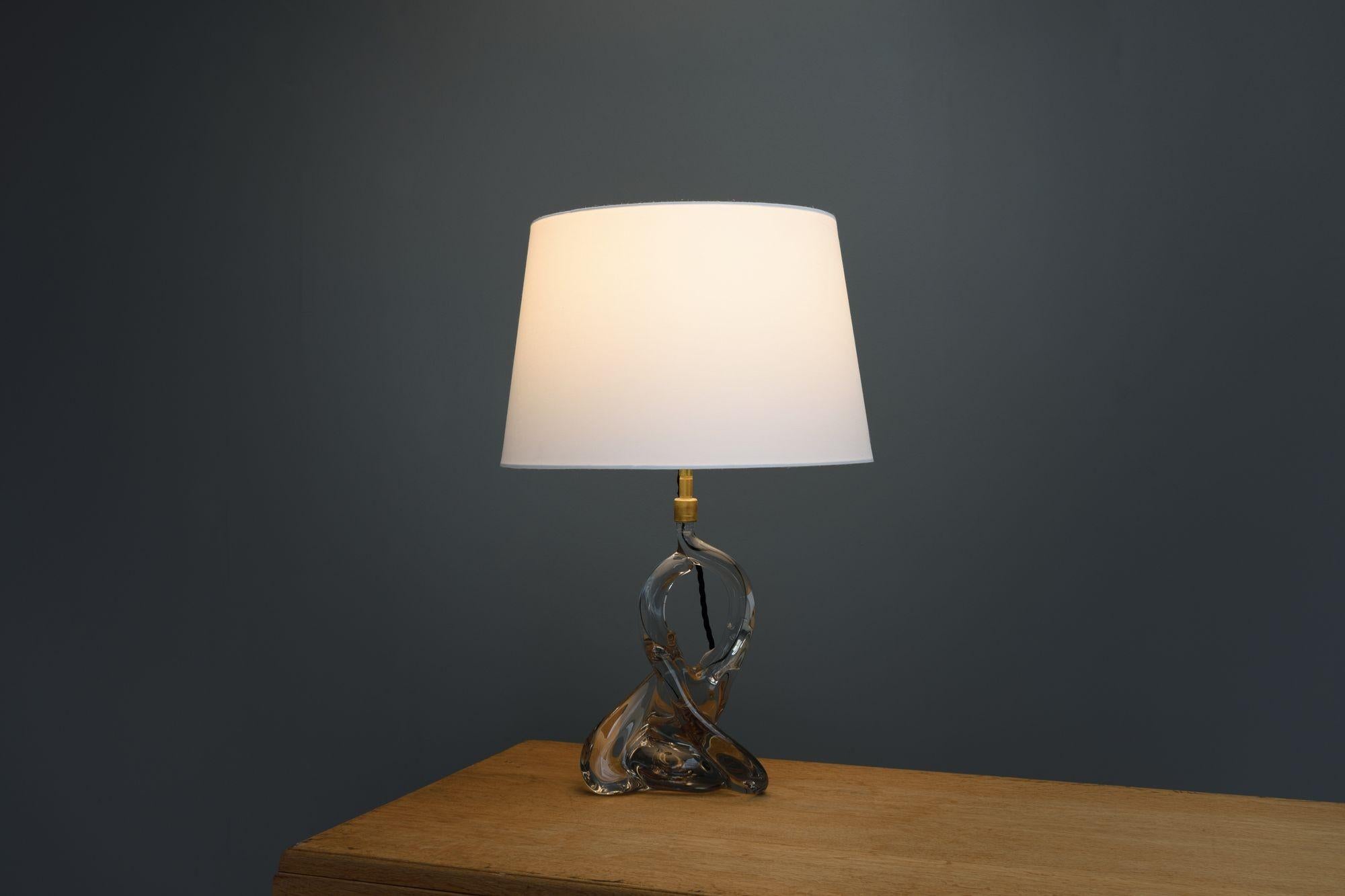 Preciosa lámpara de sobremesa de cristal. Tamaño grande y muy pesado. Gran estado totalmente recableado. Pantalla no incluida.
Alto 43 cm (altura de la pantalla en la foto 60 cm) x Ancho 20 cm x Fondo 20 cm