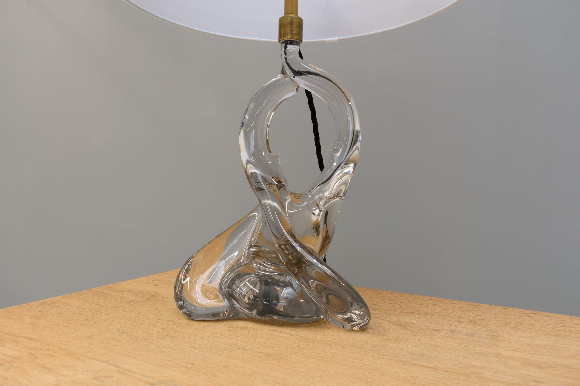 Lámpara de mesa de cristal de mediados de siglo Francés en venta
