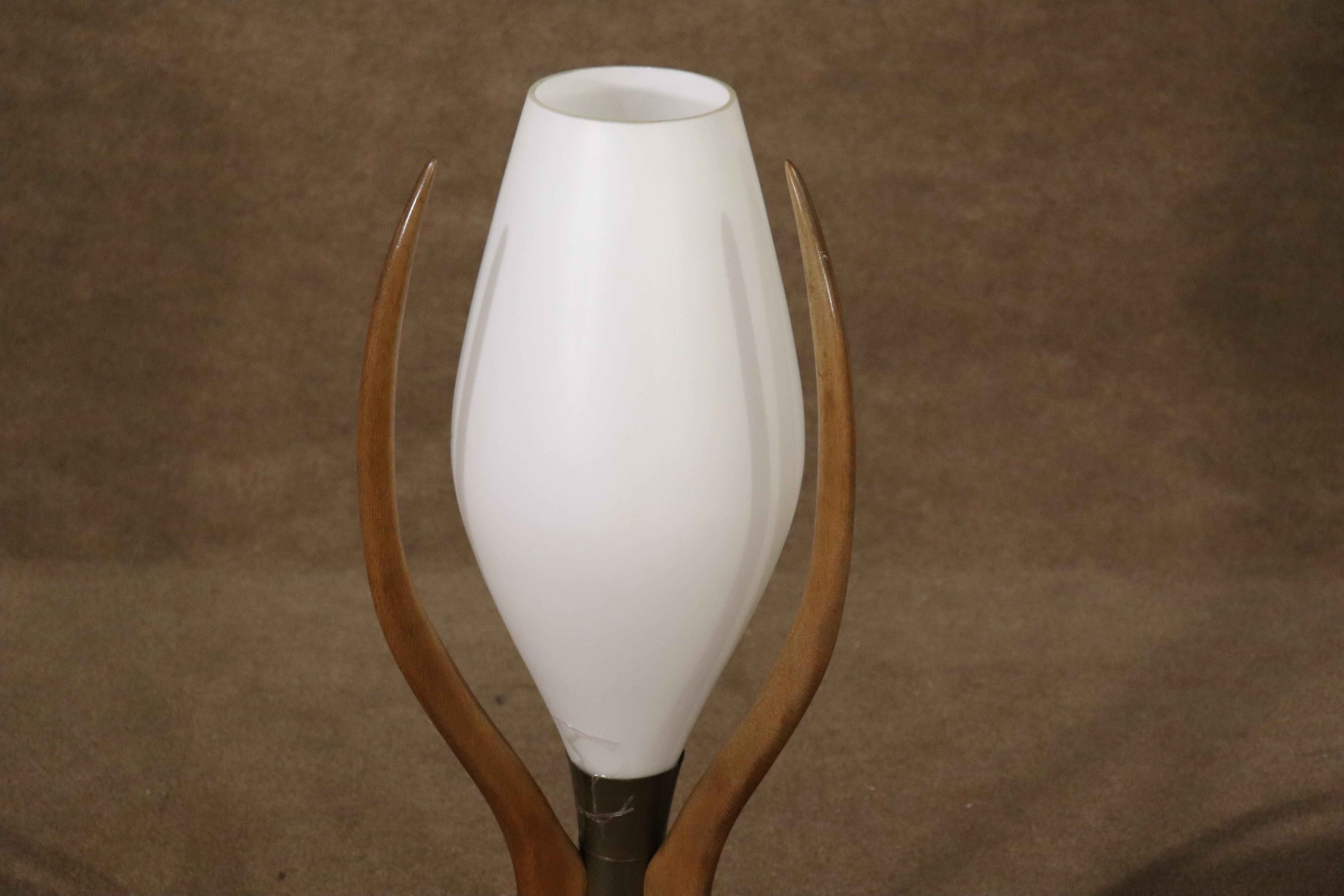 20ième siècle Lampe de table en verre du milieu du siècle en vente