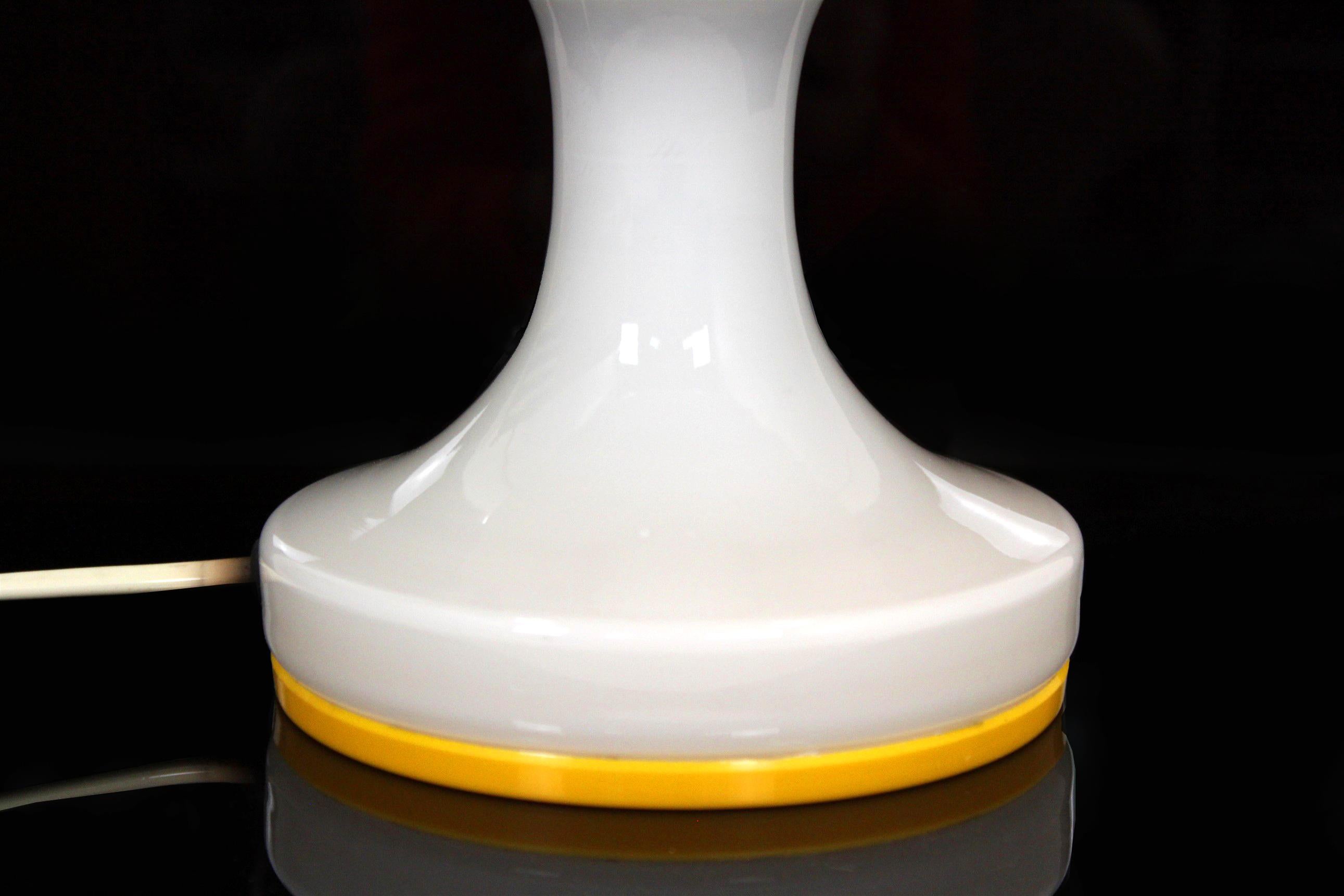 Glas-Tischlampe aus der Mitte des Jahrhunderts von Osvětlovací Sklo, 1970er Jahre im Zustand „Gut“ in Żory, PL