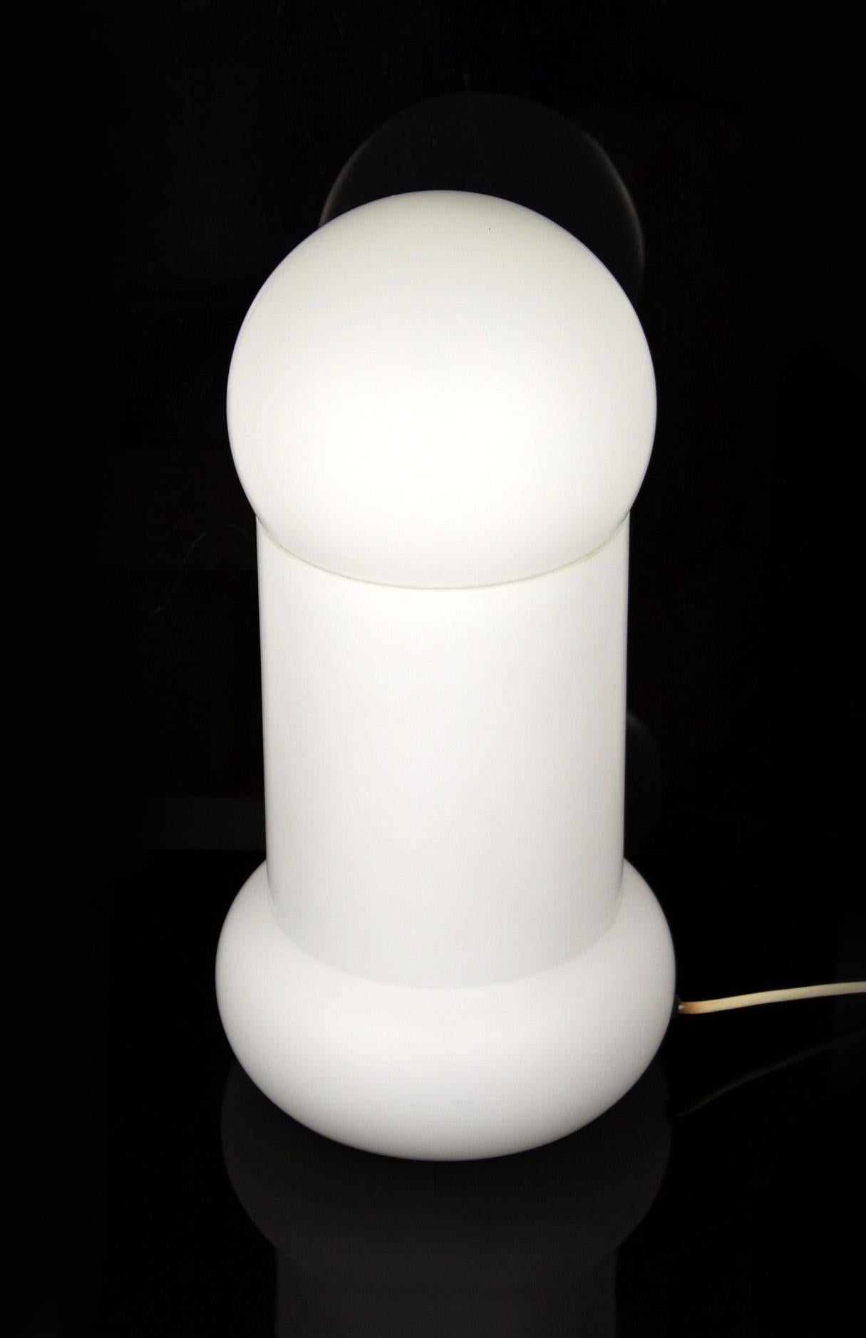 Cette lampe de table en verre a été produite par Osvetlovací Sklo Valašské Mezirící en Tchécoslovaquie dans les années 1970.
La lampe est en très bon état vintage, entièrement fonctionnelle.