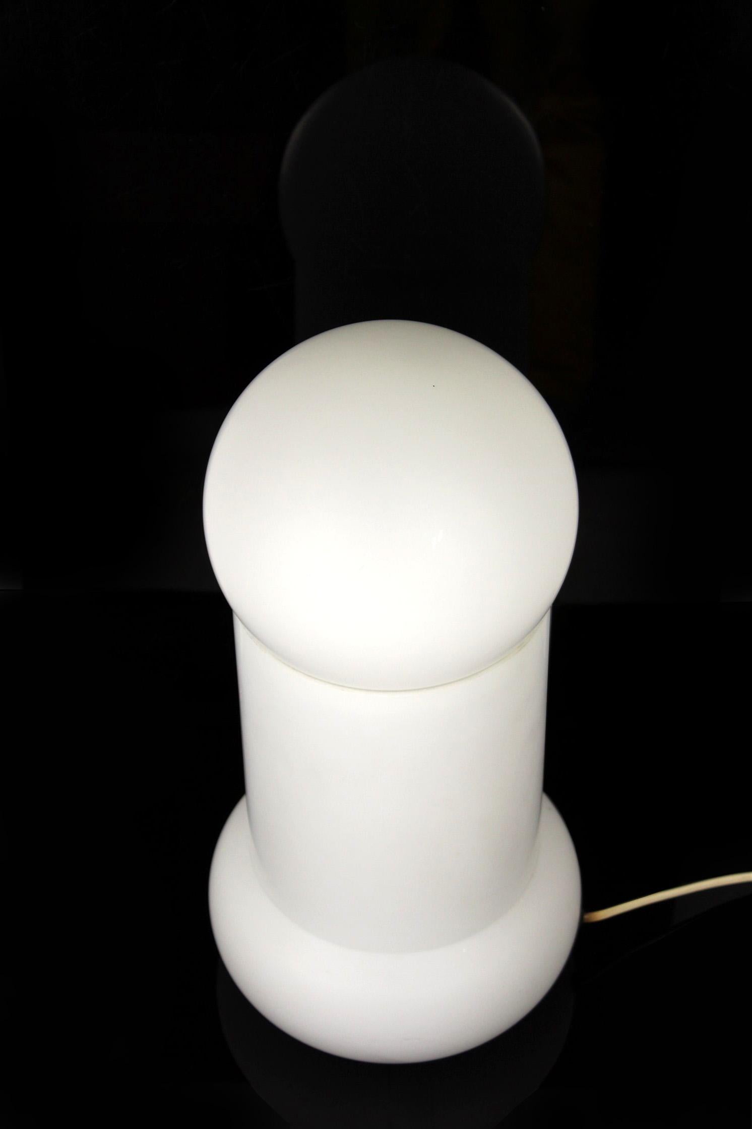 Mid-Century-Tischlampe aus Glas von Osvtlovac Sklo Valask Mezi, 1970er Jahre (Moderne der Mitte des Jahrhunderts) im Angebot