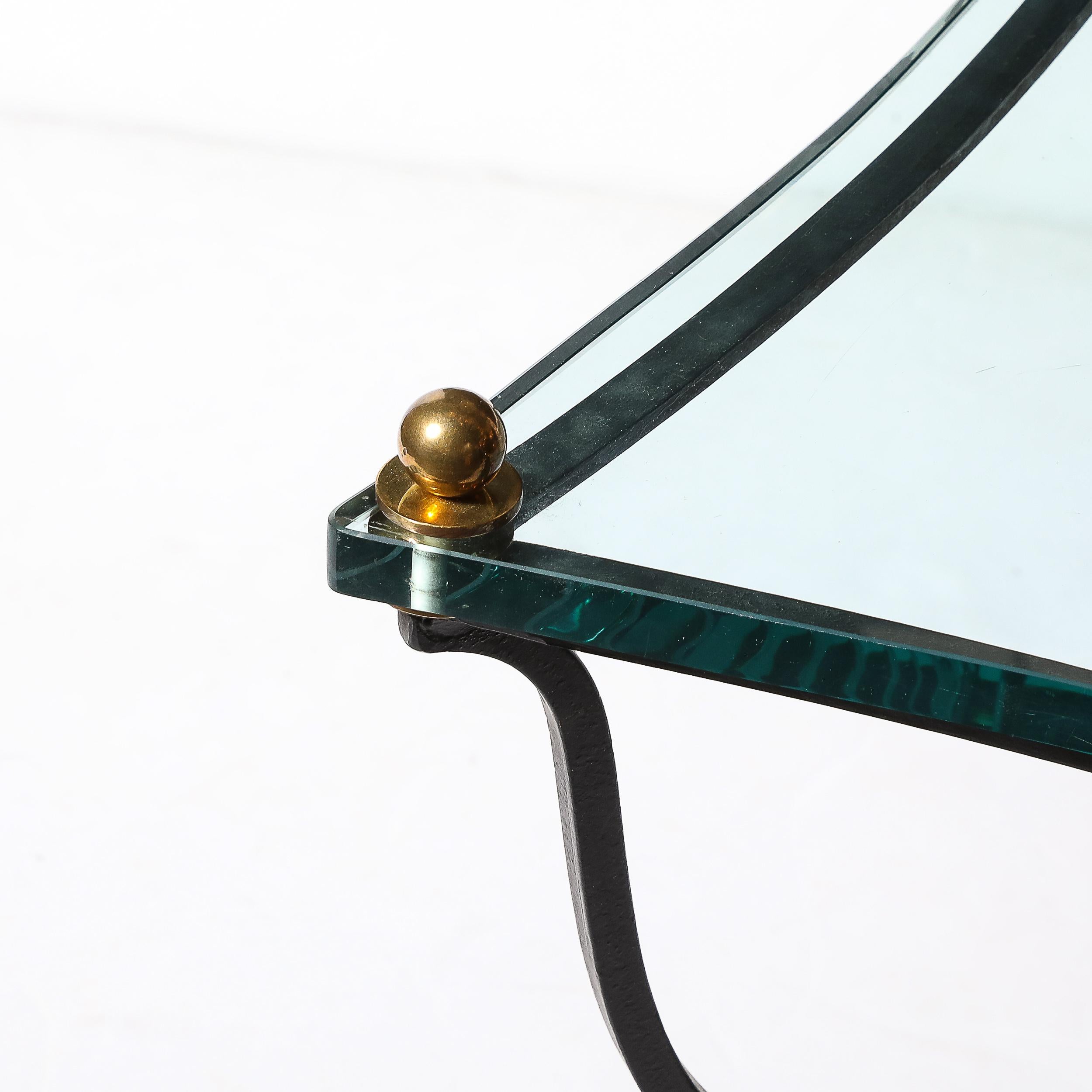 Tavolino con piano in vetro di metà secolo con base scultorea in bronzo e accessori in ottone in vendita 3