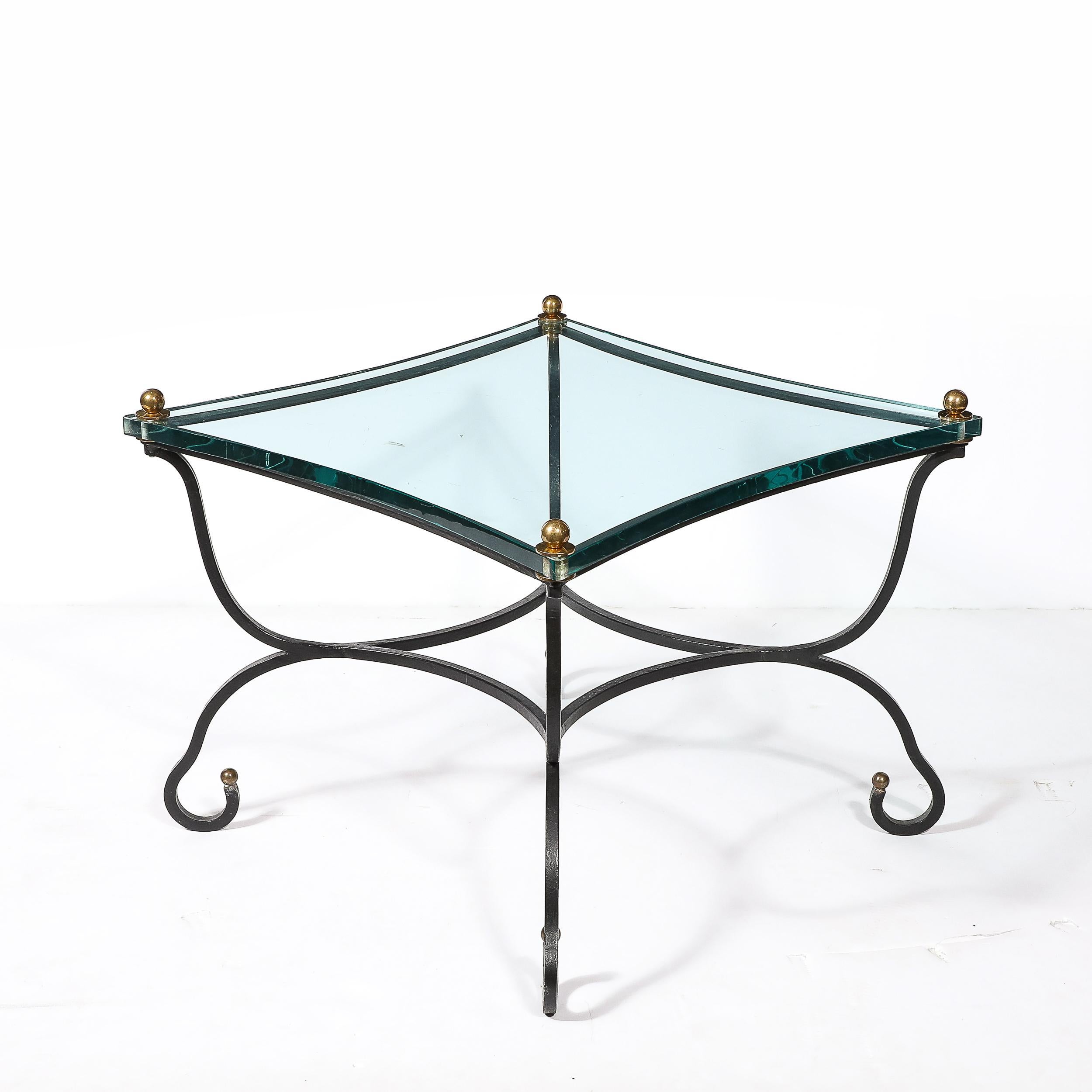 Tavolino con piano in vetro di metà secolo con base scultorea in bronzo e accessori in ottone in vendita 4