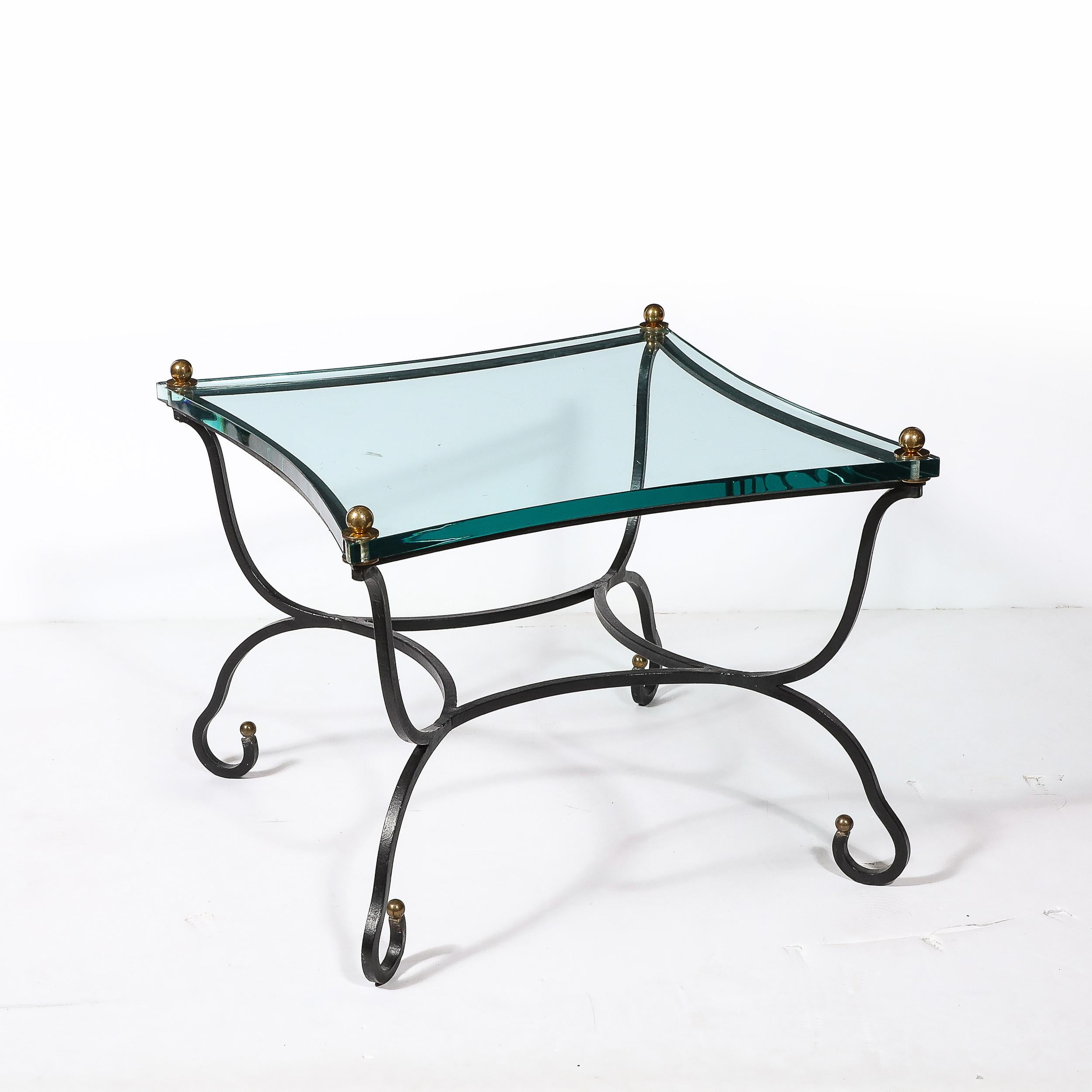 Tavolino con piano in vetro di metà secolo con base scultorea in bronzo e accessori in ottone in vendita 5
