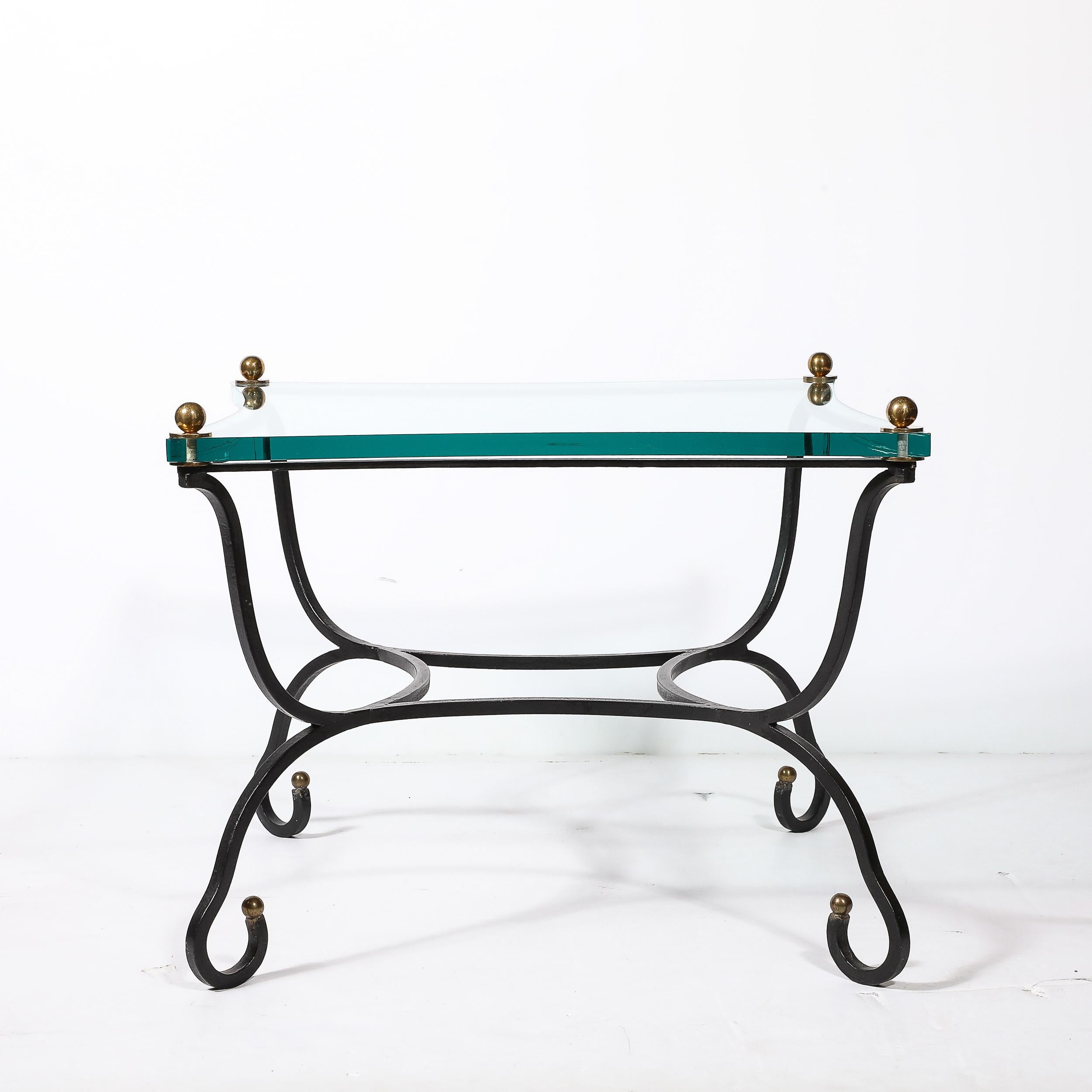 Tavolino con piano in vetro di metà secolo con base scultorea in bronzo e accessori in ottone in vendita 6