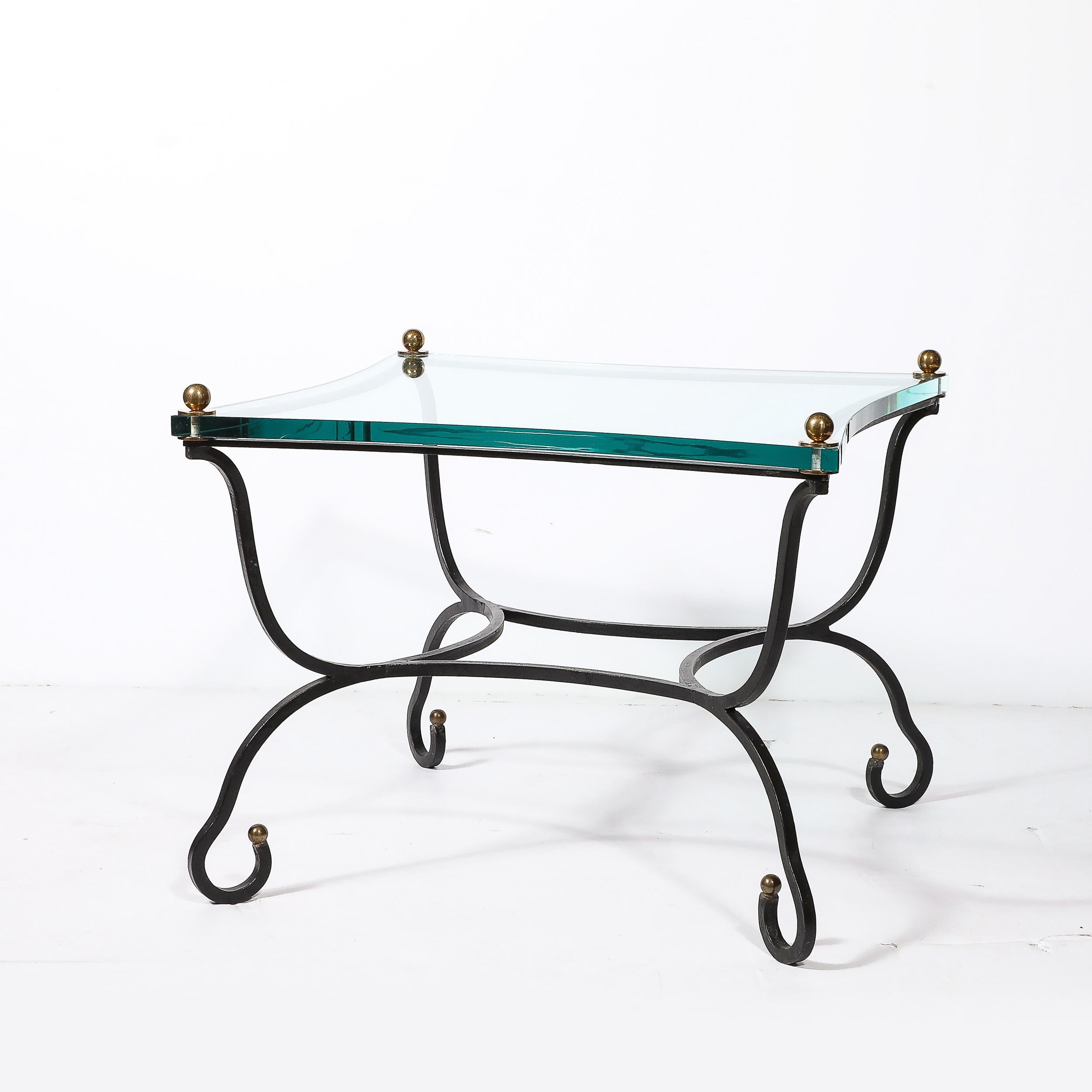 Tavolino con piano in vetro di metà secolo con base scultorea in bronzo e accessori in ottone in vendita 7