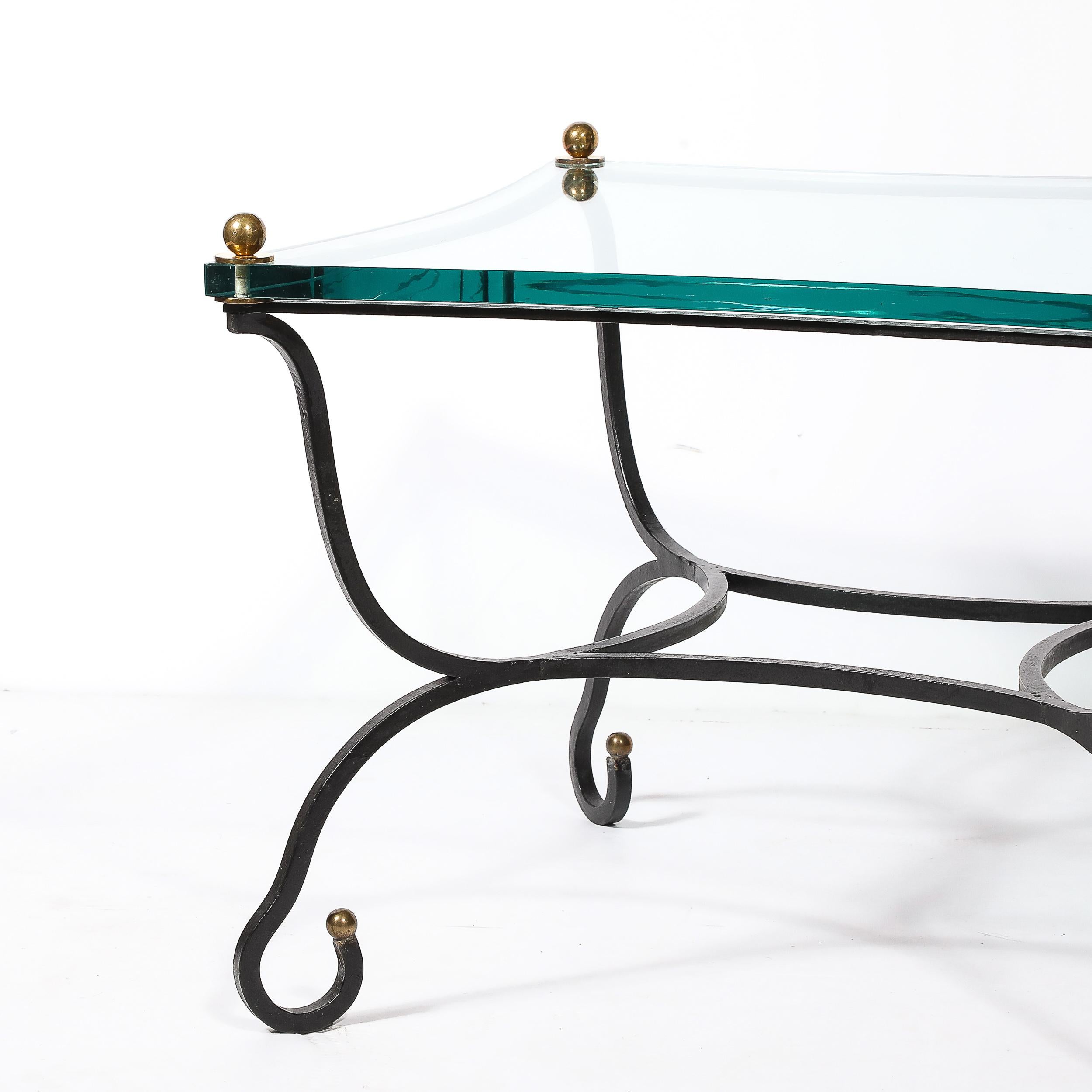 Tavolino con piano in vetro di metà secolo con base scultorea in bronzo e accessori in ottone in vendita 8