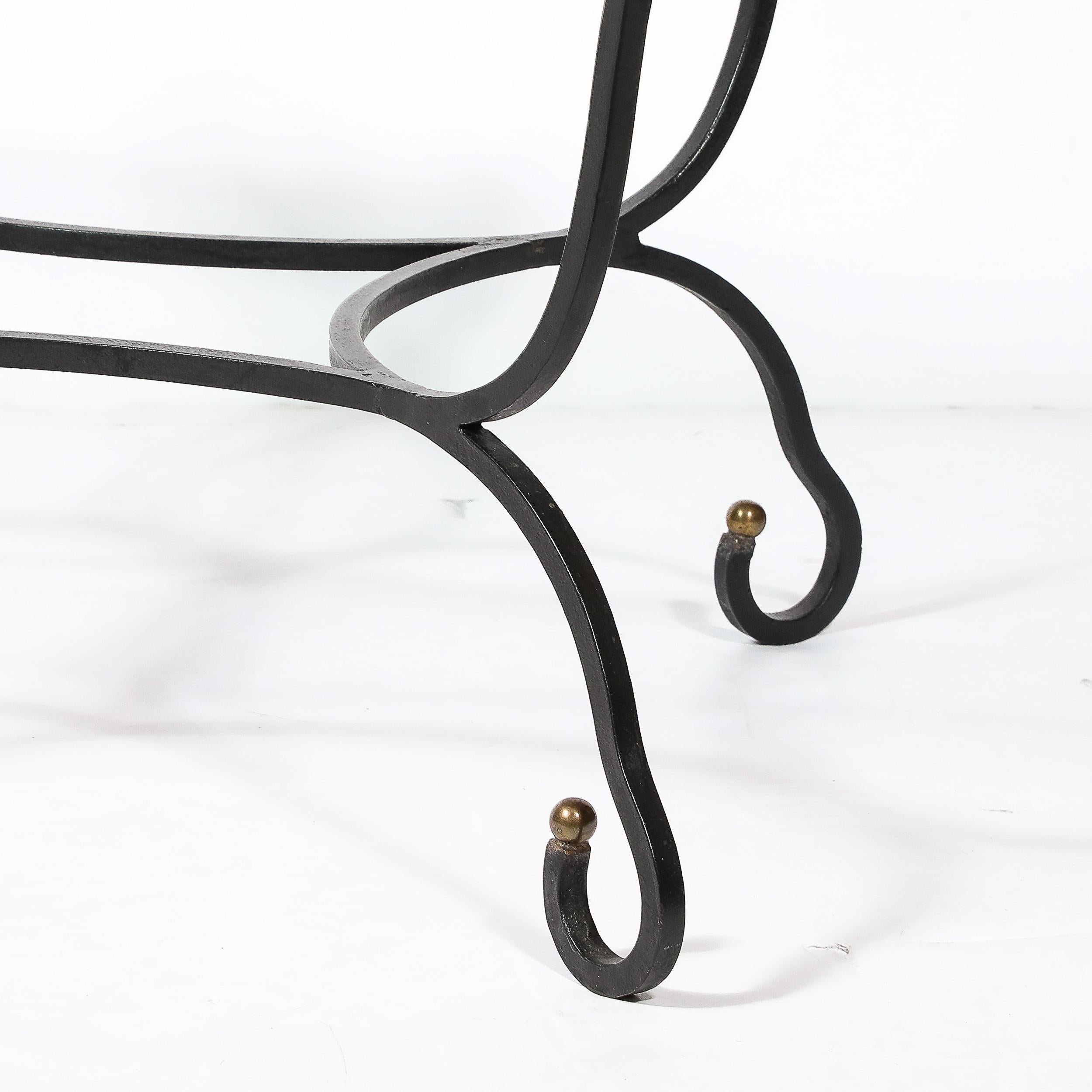 Tavolino con piano in vetro di metà secolo con base scultorea in bronzo e accessori in ottone in vendita 9