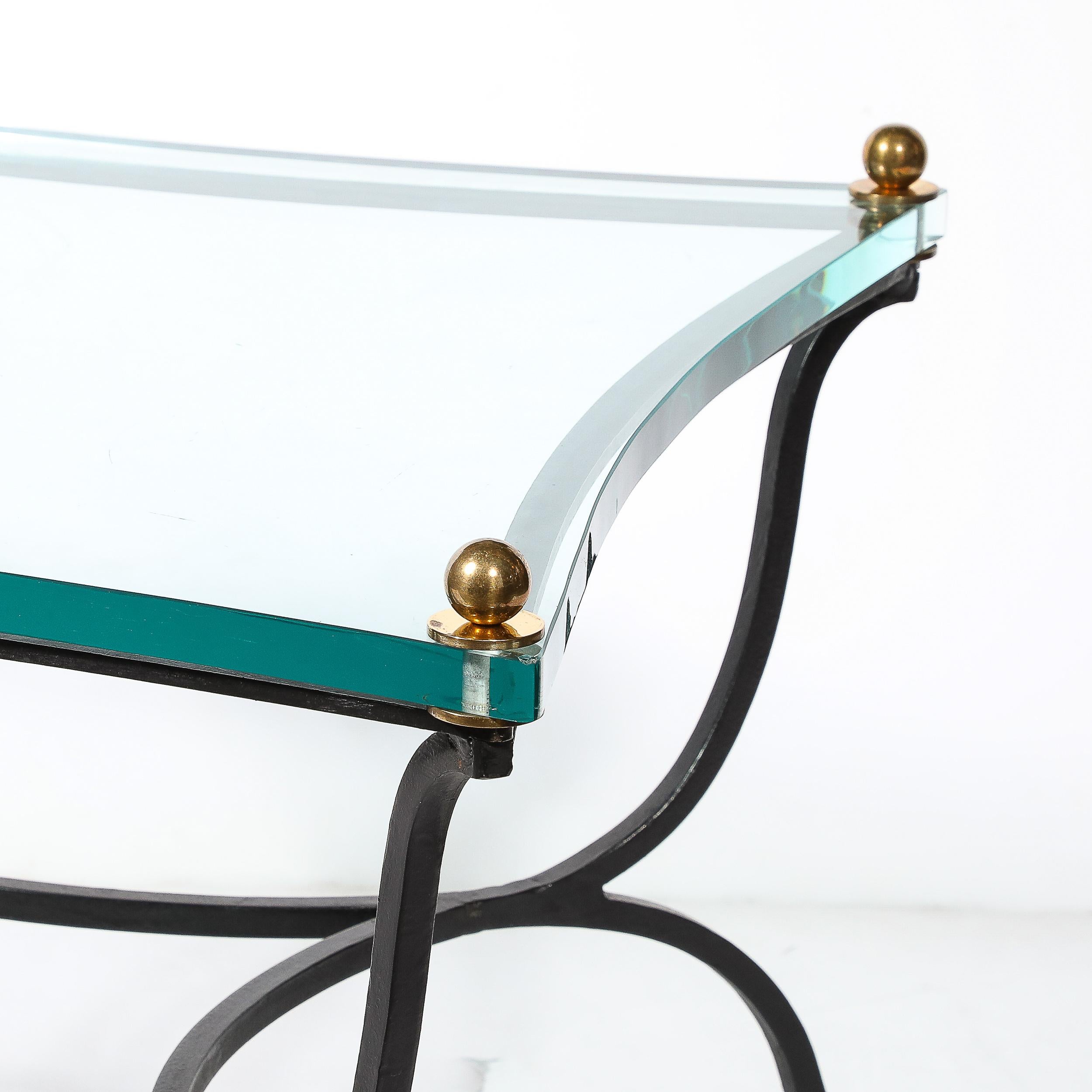 Tavolino con piano in vetro di metà secolo con base scultorea in bronzo e accessori in ottone in vendita 10