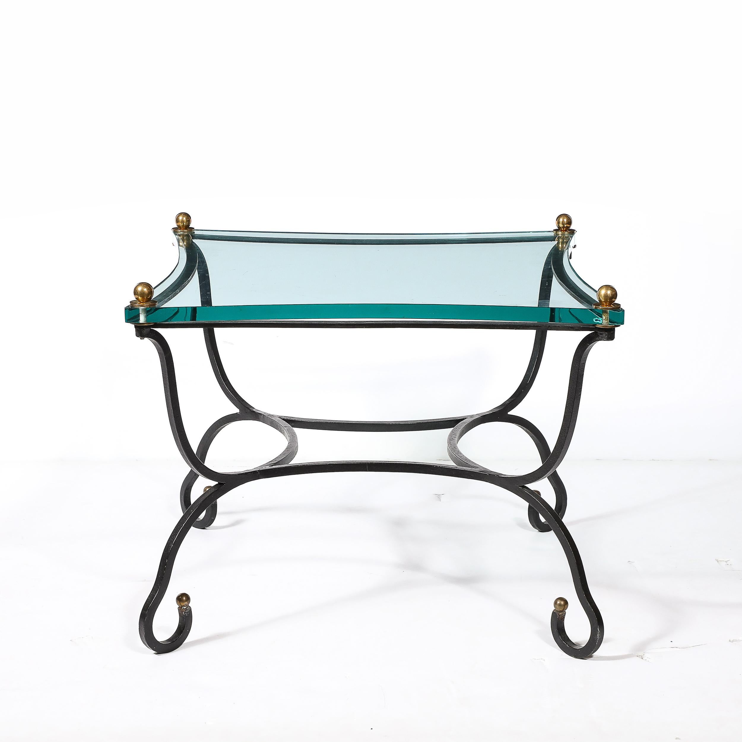 Mid-Century moderno Tavolino con piano in vetro di metà secolo con base scultorea in bronzo e accessori in ottone in vendita
