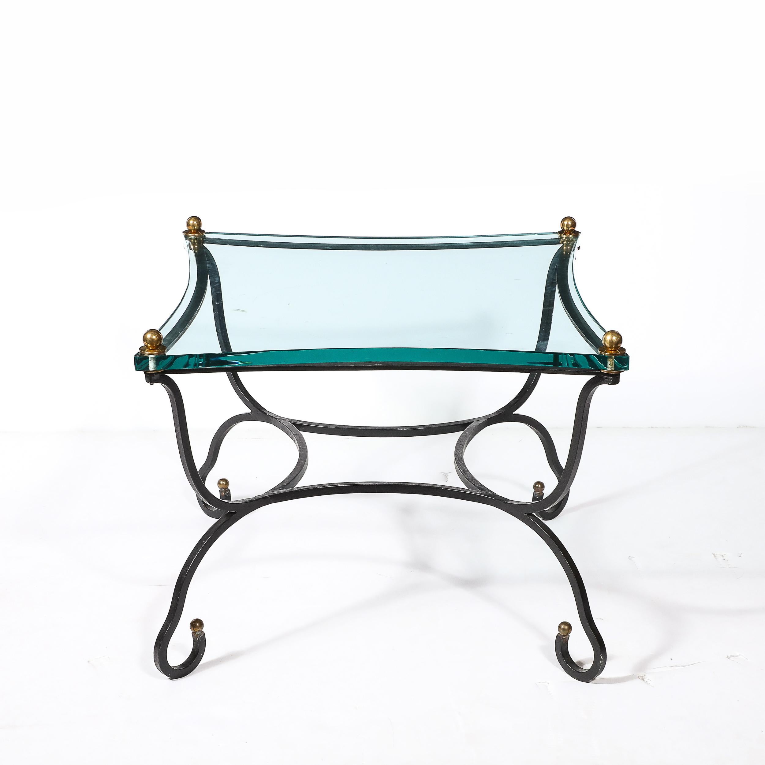 Francese Tavolino con piano in vetro di metà secolo con base scultorea in bronzo e accessori in ottone in vendita