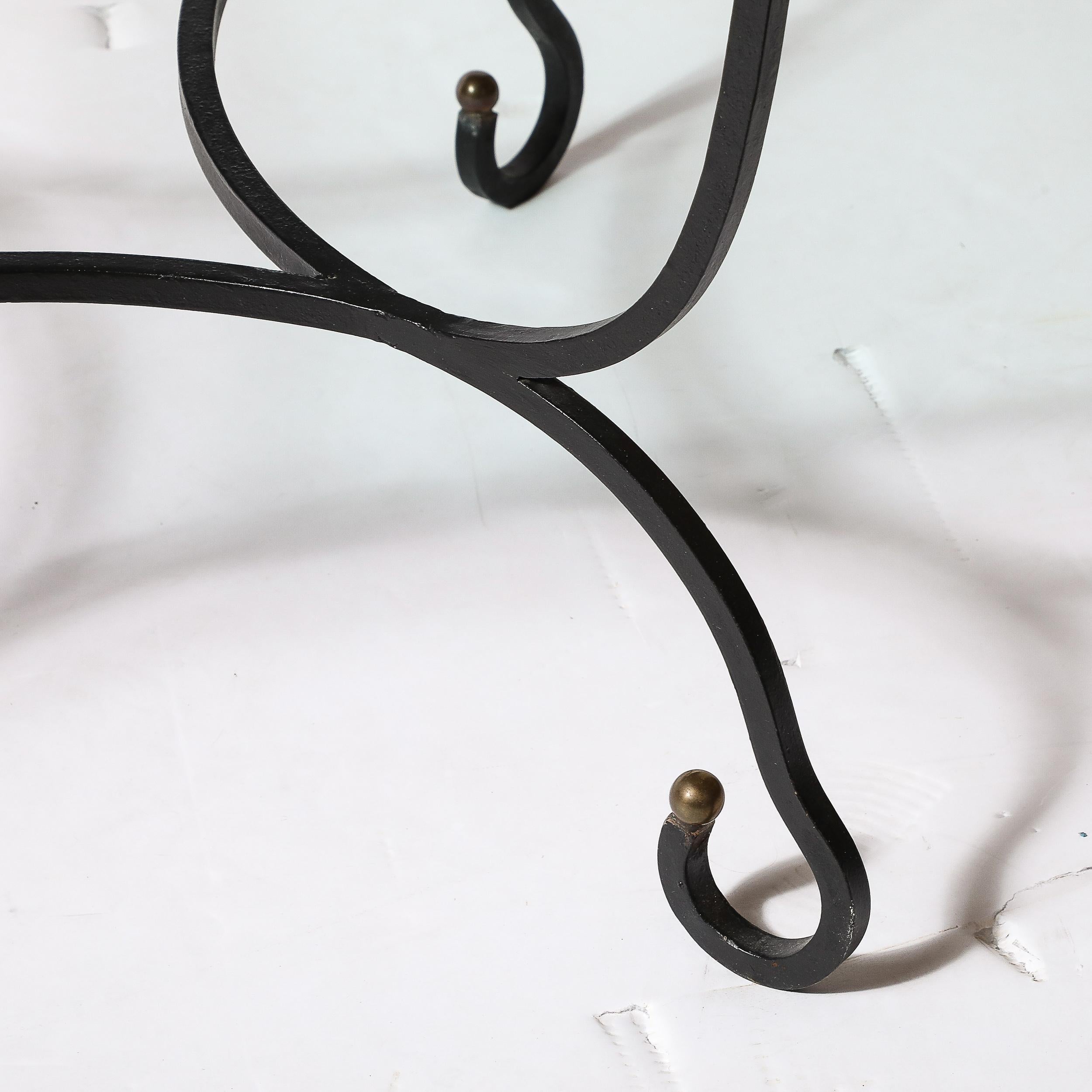 Tavolino con piano in vetro di metà secolo con base scultorea in bronzo e accessori in ottone In condizioni ottime in vendita a New York, NY