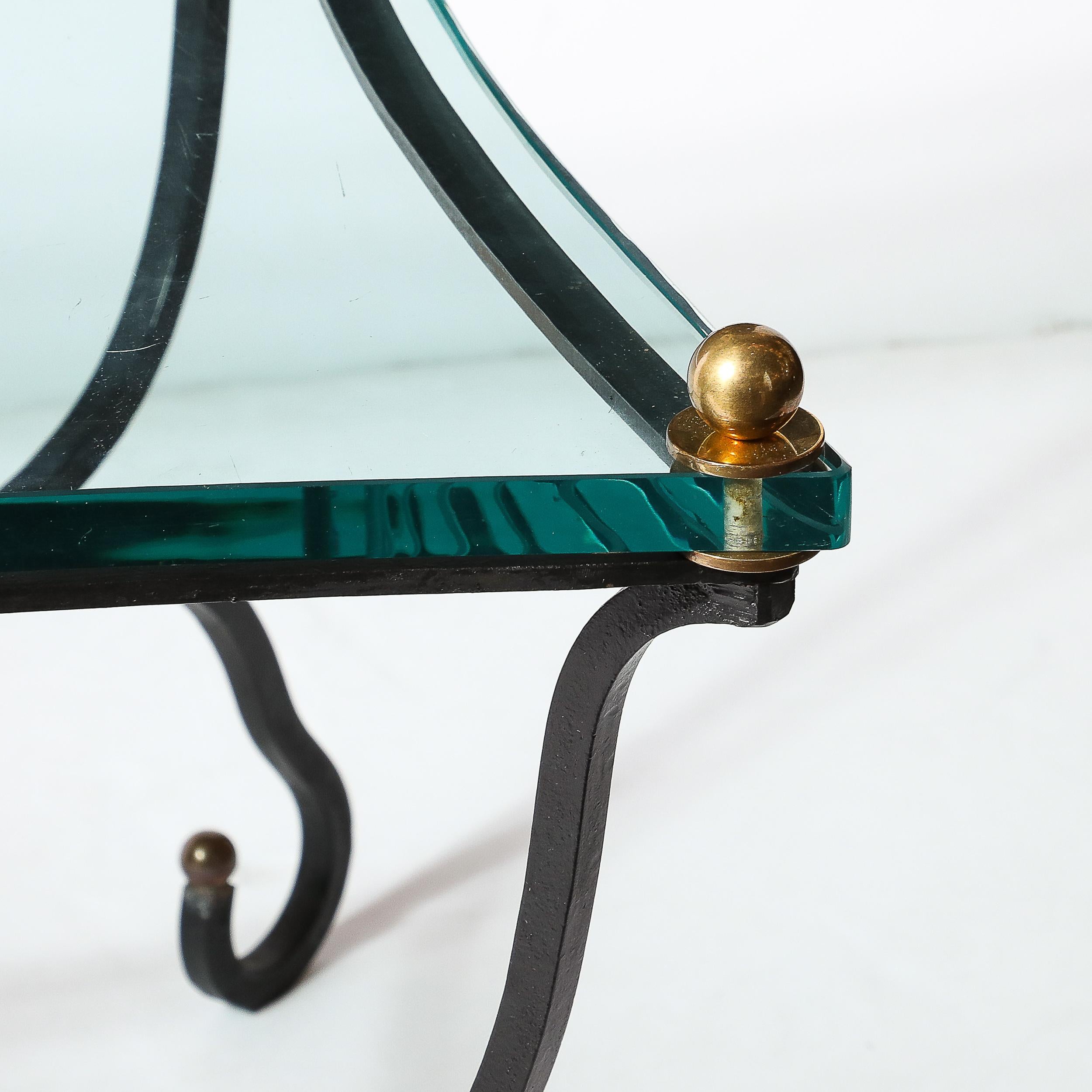 Metà XX secolo Tavolino con piano in vetro di metà secolo con base scultorea in bronzo e accessori in ottone in vendita