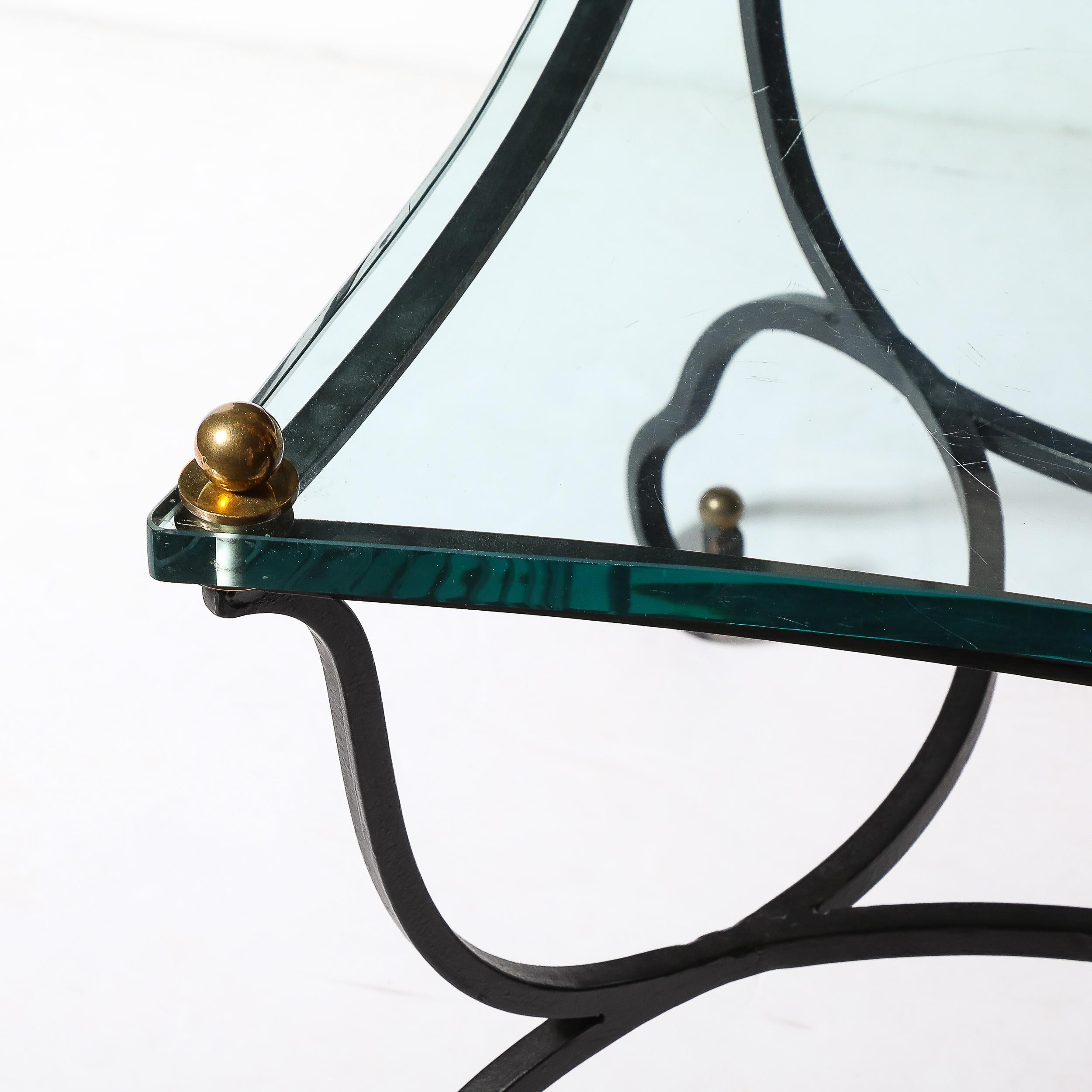 Ottone Tavolino con piano in vetro di metà secolo con base scultorea in bronzo e accessori in ottone in vendita