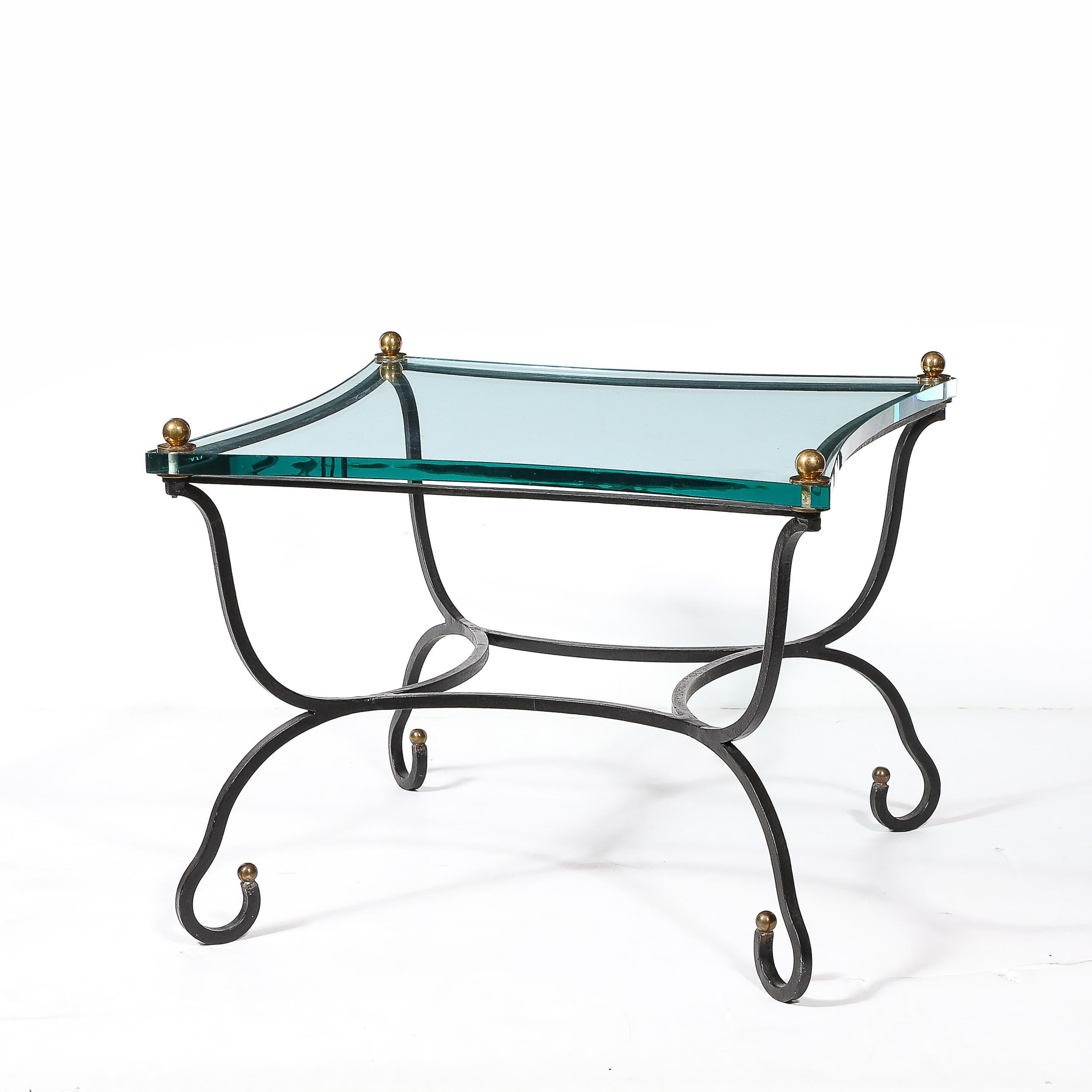 Tavolino con piano in vetro di metà secolo con base scultorea in bronzo e accessori in ottone in vendita 1