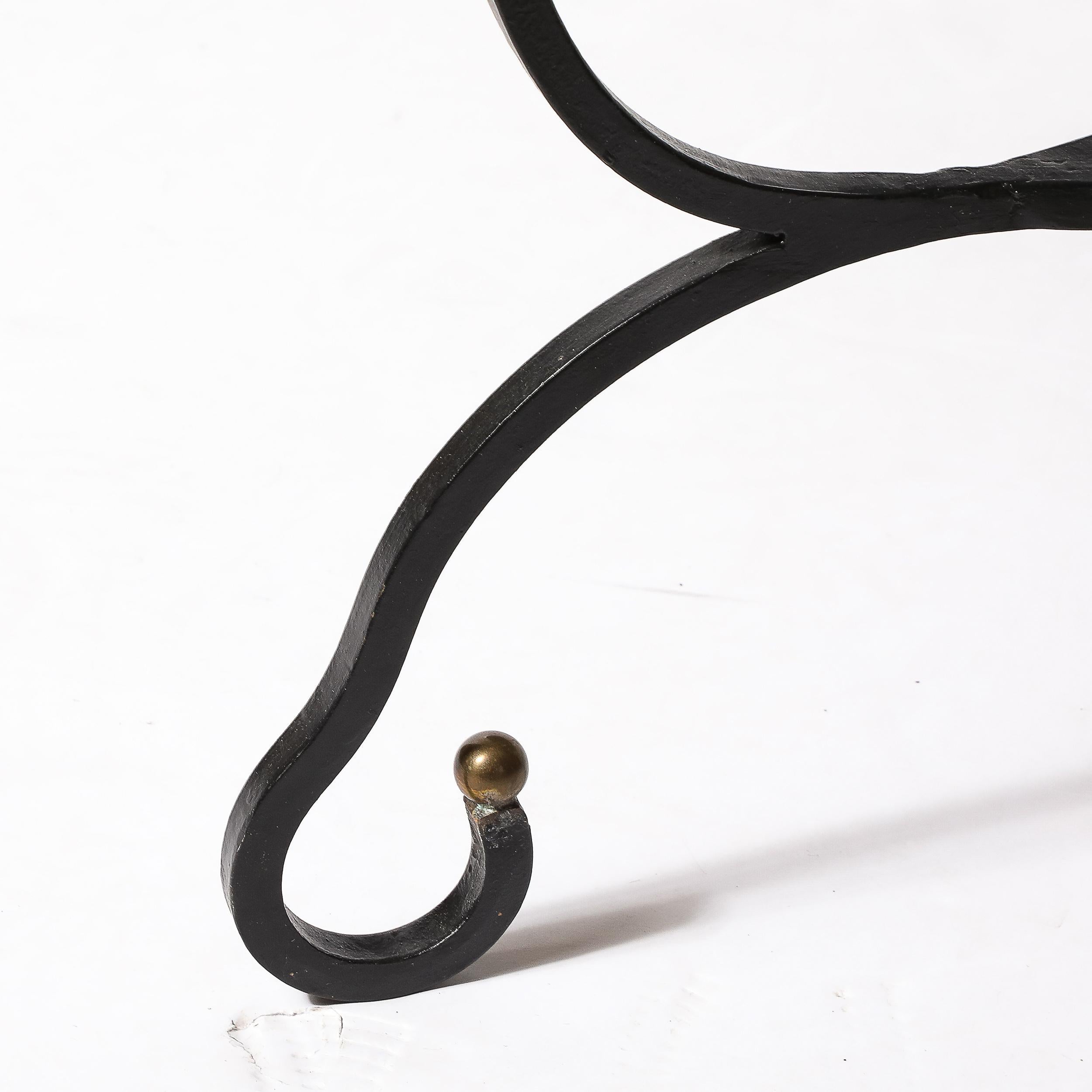 Tavolino con piano in vetro di metà secolo con base scultorea in bronzo e accessori in ottone in vendita 2