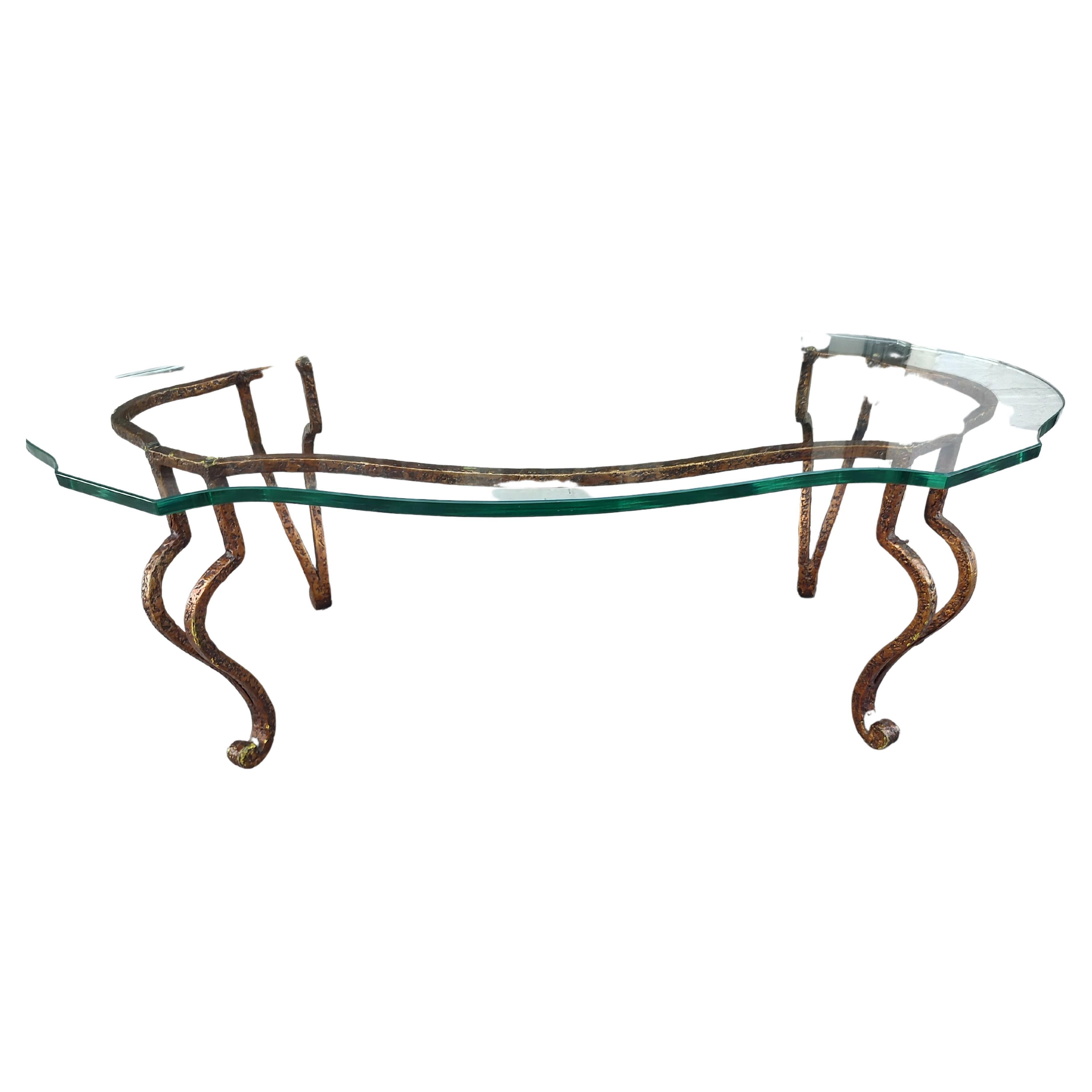 Sencilla y elegante mesa de cóctel con tapa de tortuga de cristal y hierro dorado. En excelente estado vintage con un desgaste mínimo. El cristal es perfecto y tiene 3/4 de grosor.