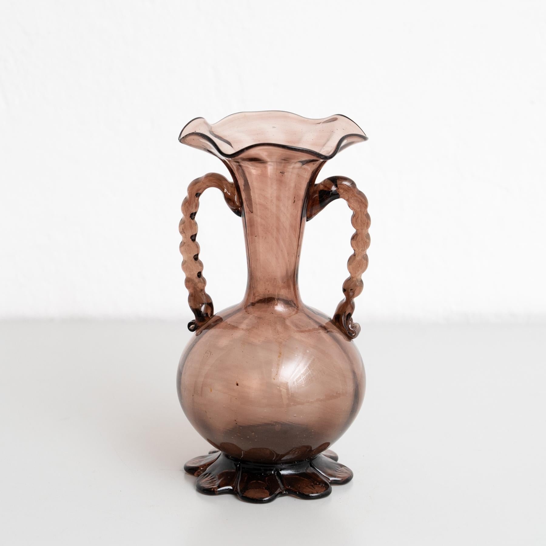 This elegant blown glass vase in a delicate aubergine purple hue is a beautiful example of mid-century design. Its slender form and soft, refined lines embody the sophistication and simplicity typical of the Mid Century style. While the manufacturer