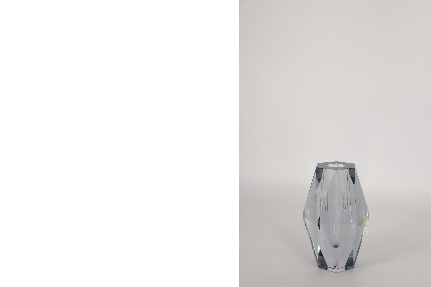 Ce vase en verre Diamond a été conçu par Asta Strömberg pour la verrerie suédoise Strömbergshyttan dans les années 1960. Le vase est fabriqué en verre épais de haute qualité de couleur bleu glacier. Il crée des effets visuels très intéressants en