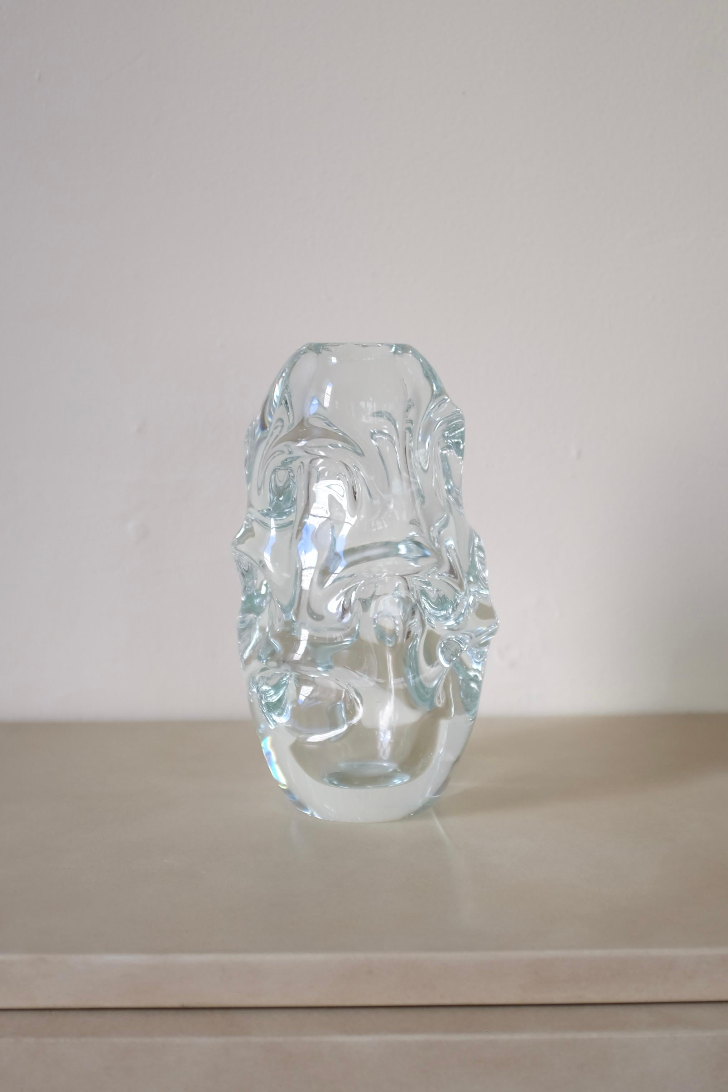 Vase en verre de Börne Augustsson pour Ruda Glasbruk, Suède. De belles formes organiques pincées sur l'ensemble du corps. Bon état vintage avec quelques petites marques au fond du verre.

Dimensions : H 8.25 in x W 4.5 in